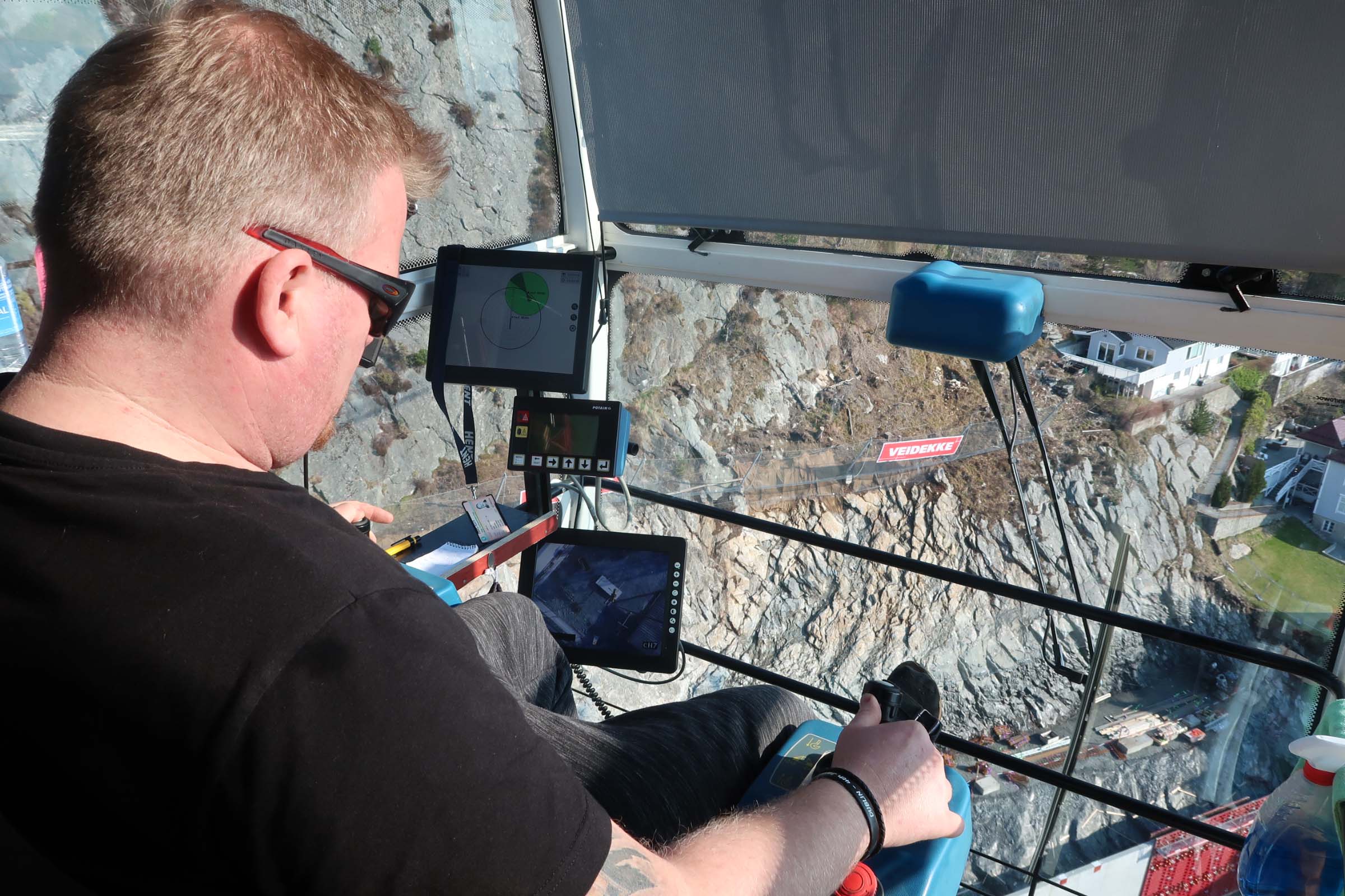 For mange vil nok jobben se vanskelig ut. Hvordan vet man at man treffer riktig? Er man ikke redd for å treffe noen i hodet? Kan ikke det man holder i krana falle av? Erik viser fram at det både er skjermer som viser hva han gjør slik at blindsoner også er enklere.