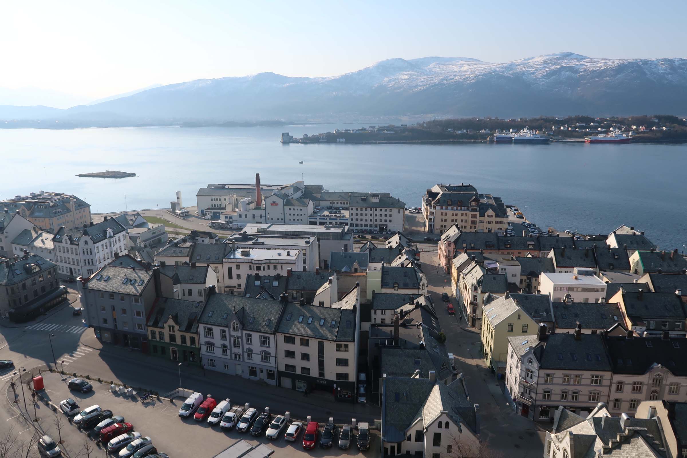 Oppe i kranen kan man se helt til Langevåg og lenger enn det.