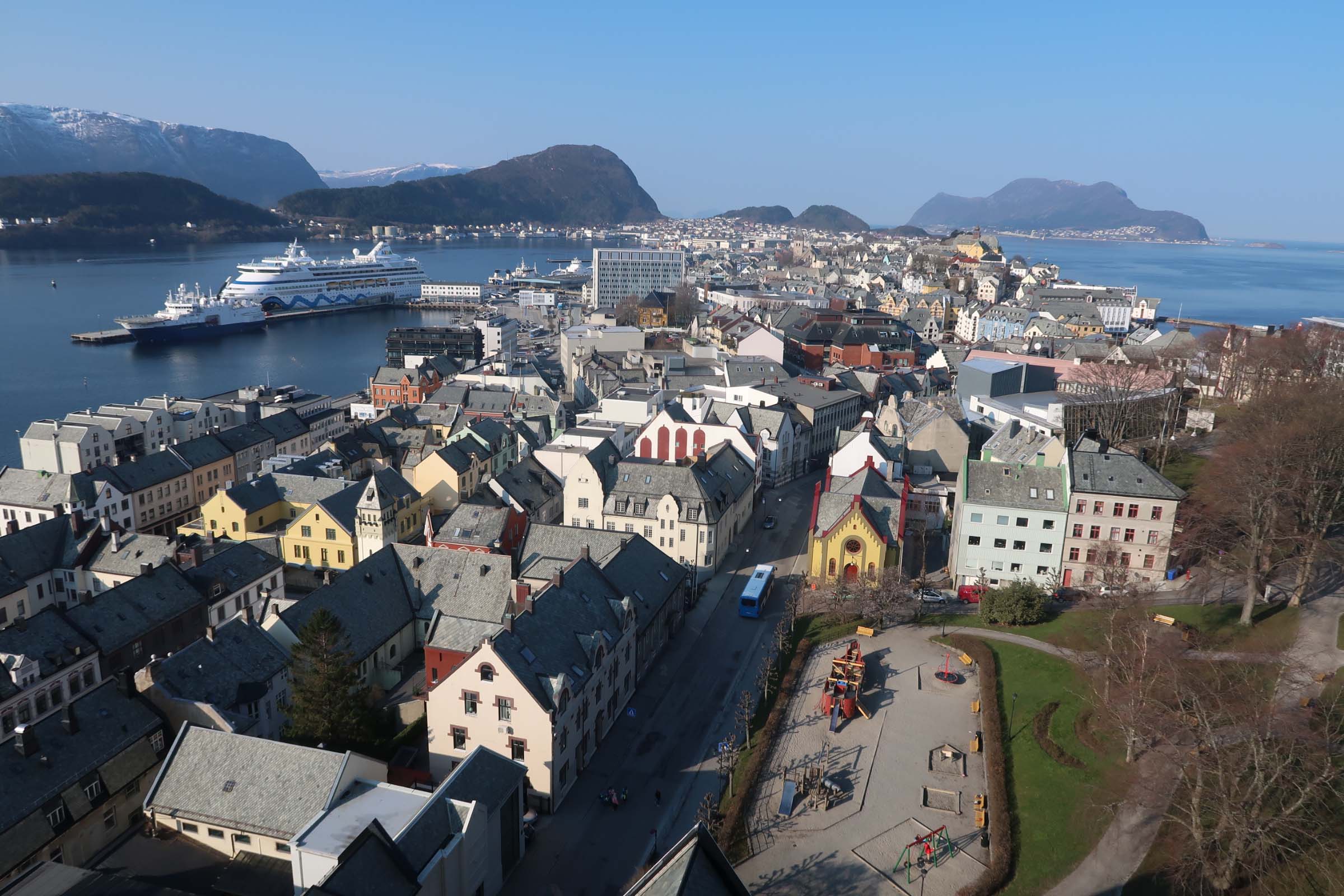 Erik får med seg alt som rører seg i byen. Hvert et cruiseskip og hver en båt som legger til i sentrum. Alle barna som leker i byparken og hver en utrykning som skulle skje.