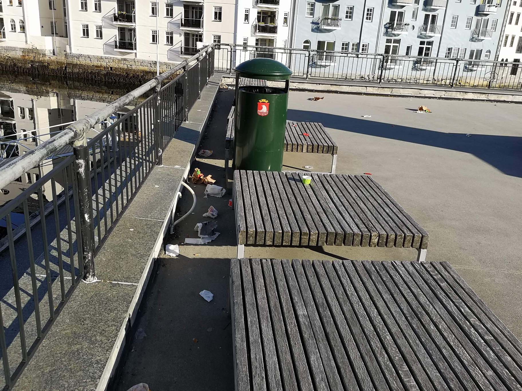 Også på Dronning Sonjas Plass, langt unna noen av byens spisesteder ser man det samme.