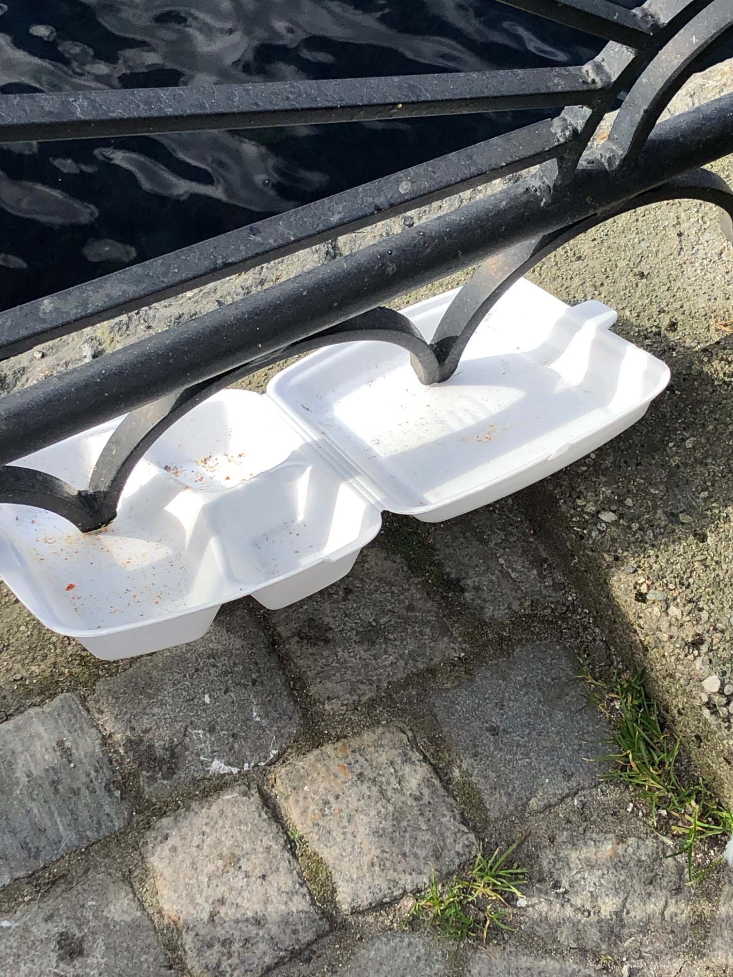 Denne hadde heldigvis kilt seg fast. Ellers hadde den havnet i Brosundet. Det vil vi jo ikke...