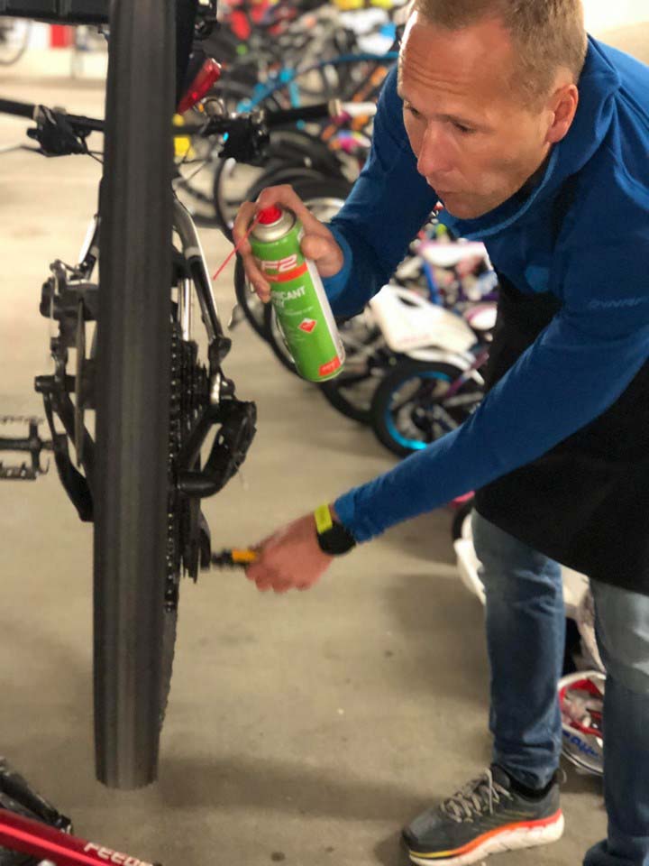 Ansatte ved Intersport Ålesund tar vårsjekken, helt gratis for alle som tar turen.