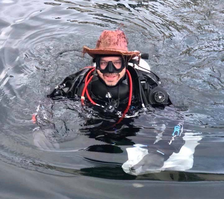 Forrige runde kom dykkeren opp med ny hatt. Det er mangt slag som havner på havets bunn i en by. Dykkere rydder Brosundet i samarbeid med blant annet Årim, Ålesundsregionens Havnevesen.