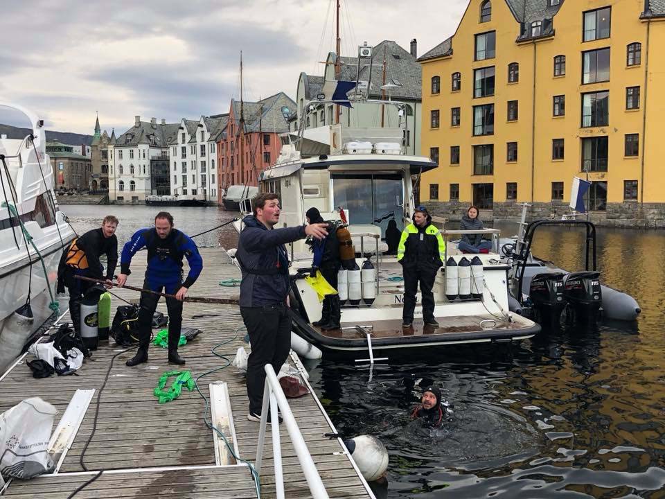 Ålesund Sportsdykkerklubb rydder Brosundet kom å se hva de finner!