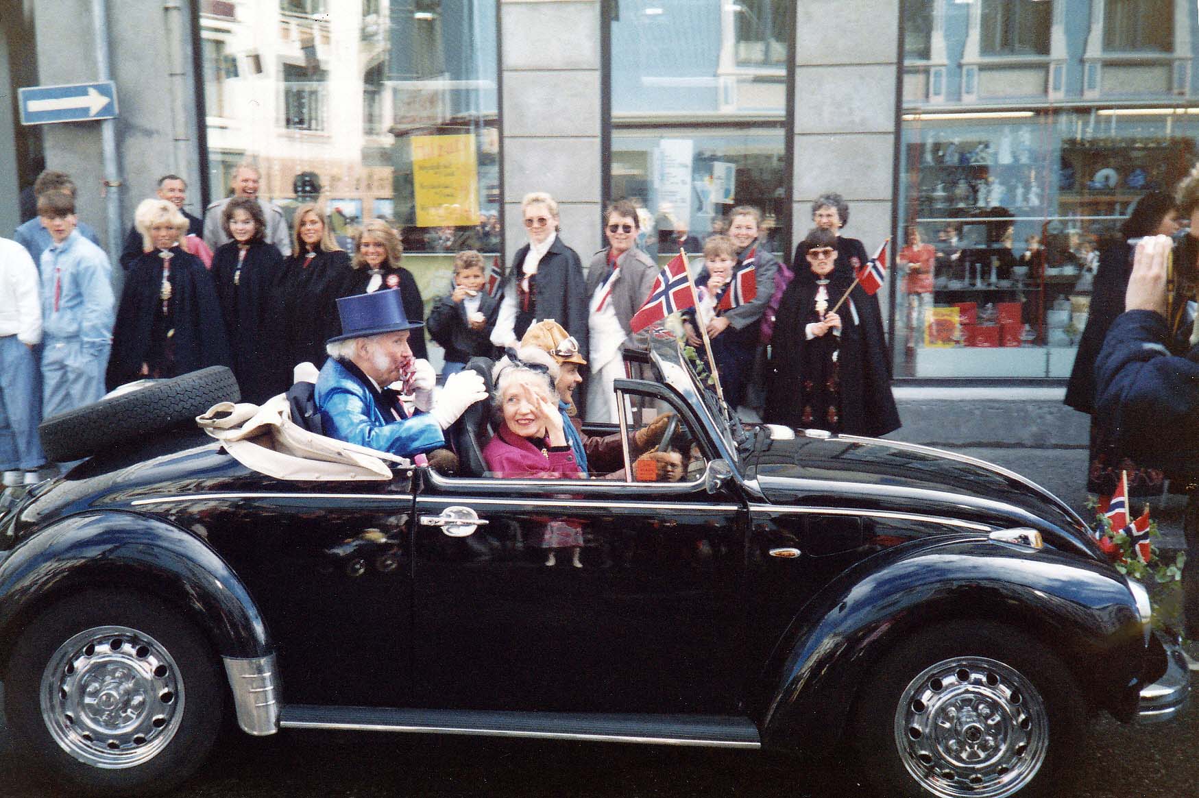 Cirkuskongen Arne Arnardo blir kjørt i ei svart VW-boble. Og bak rattet, selveste Terje Fagermo, en gang på 80-tallet.