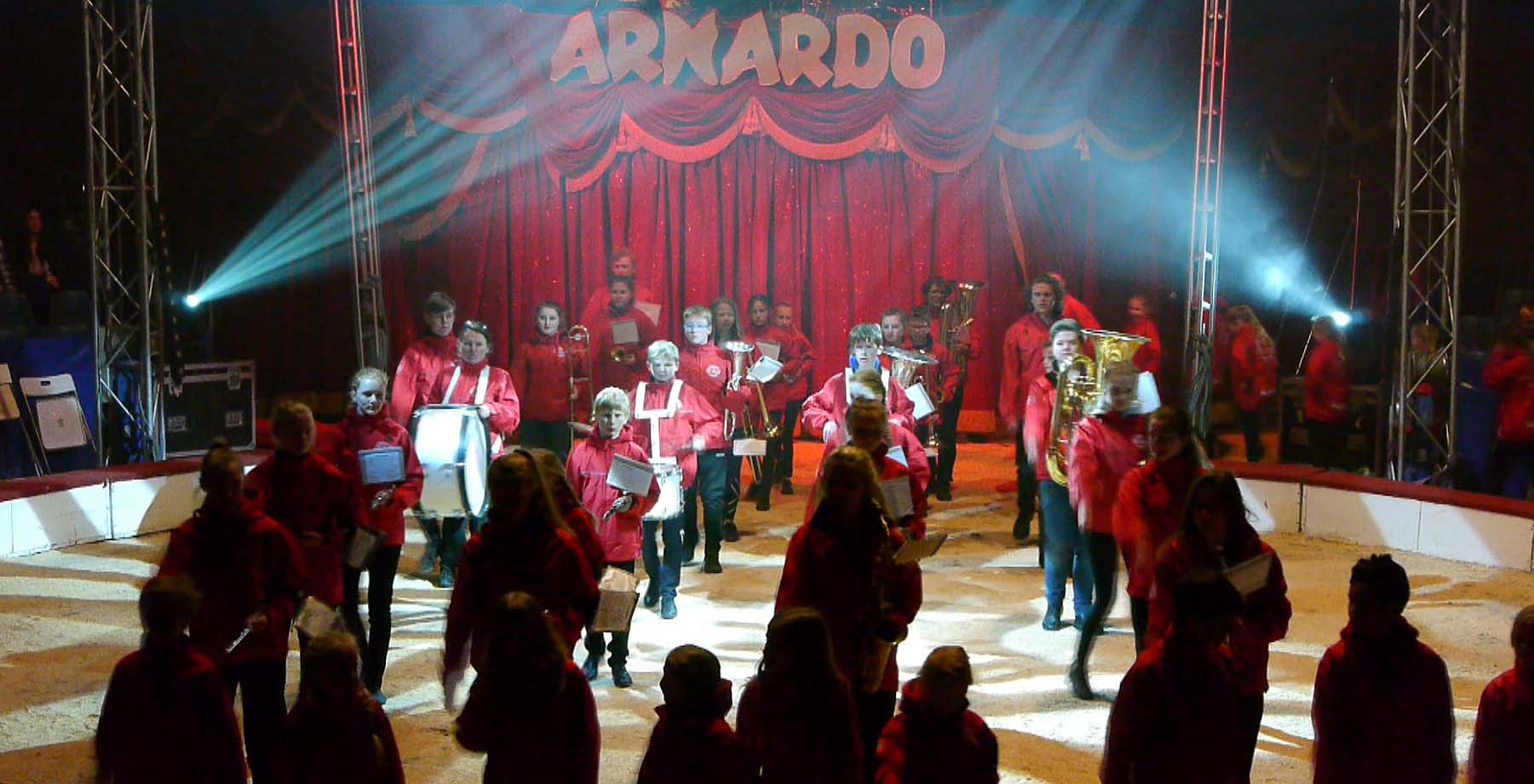 Spjelkavik skolekorps spiller hos Cirkus Arnardo på ålesundspremieren 16.mai hvert år. Korpset og cirkuset har fått et godt forhold gjennom alle disse årene.