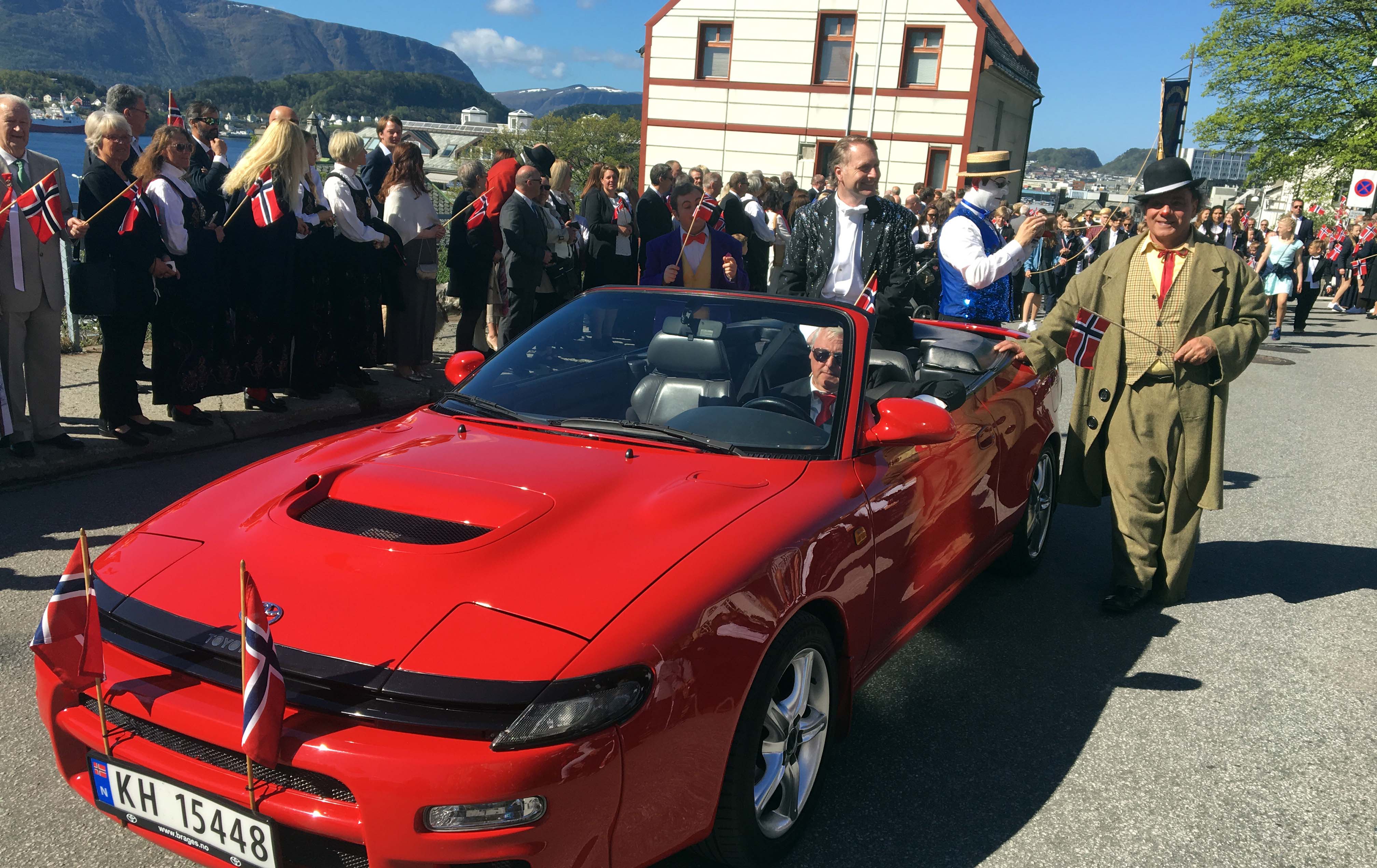 3.Generasjon Arnardo, Are Arnardo tok Cirkus Arnardo tilbake til Ålesund sentrum for tre år siden. I år er det tredje gangen han tar plass i den røde bilen 17.mai. Bilen på bildet er en Toyota. I fjor var det en rød Pegeot.