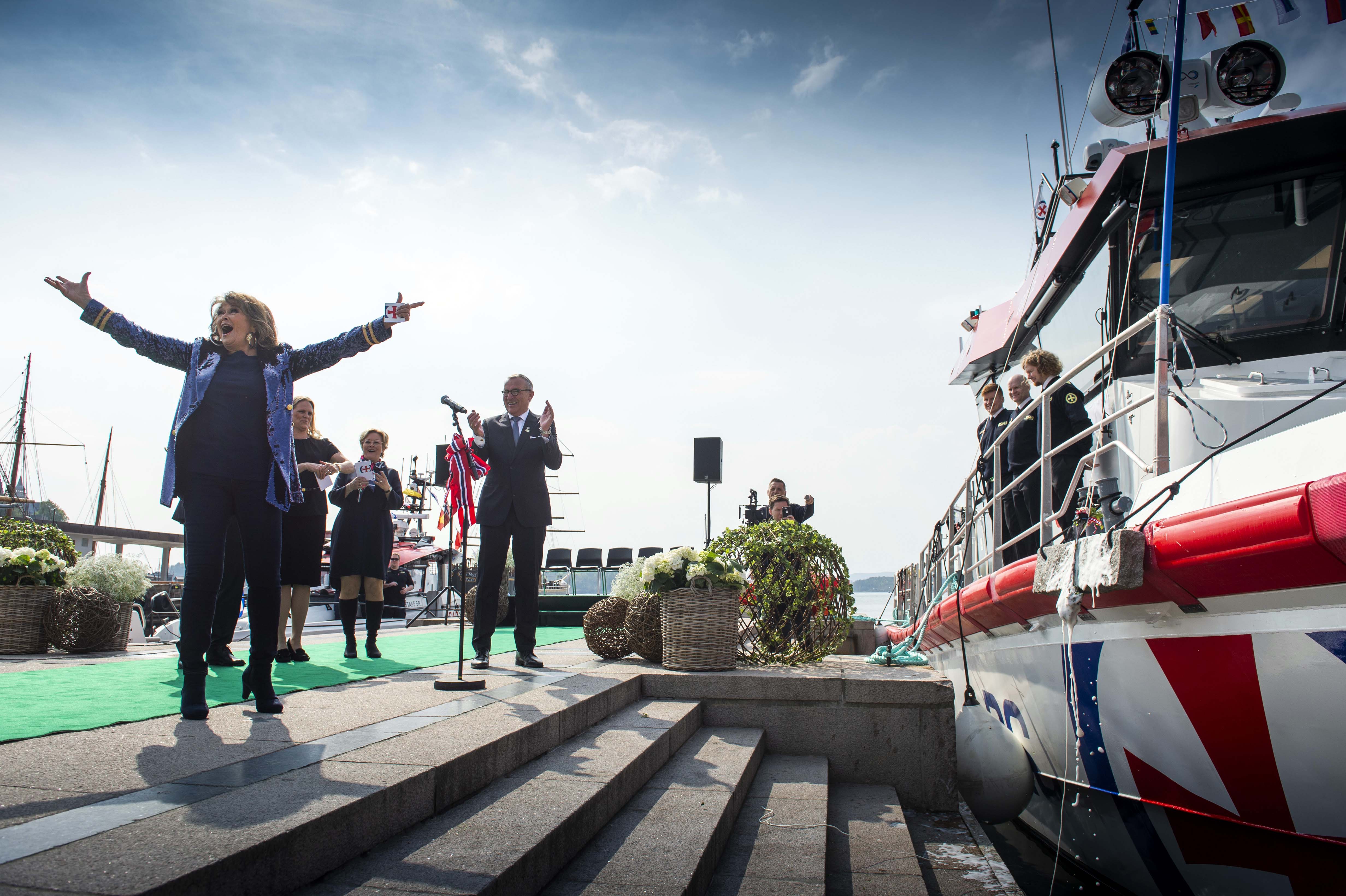 Folkekjære Wenche Myhre sørget for at flaska med de edle dråpene traff skutesiden til «Odd Fellow III»  26.april.