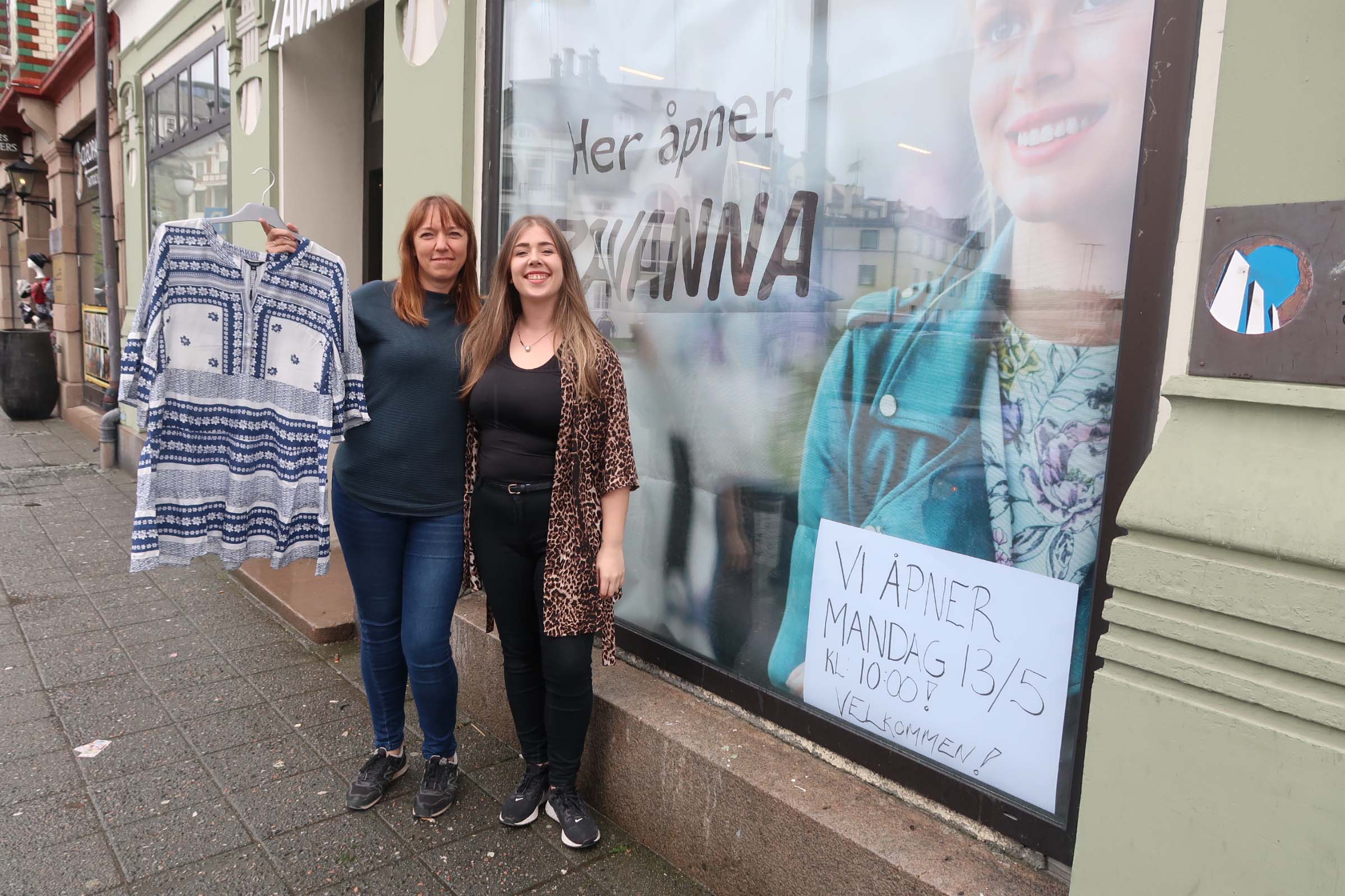 Oksana og Malin er klar for å ta imot kunder i den nye butikken.
