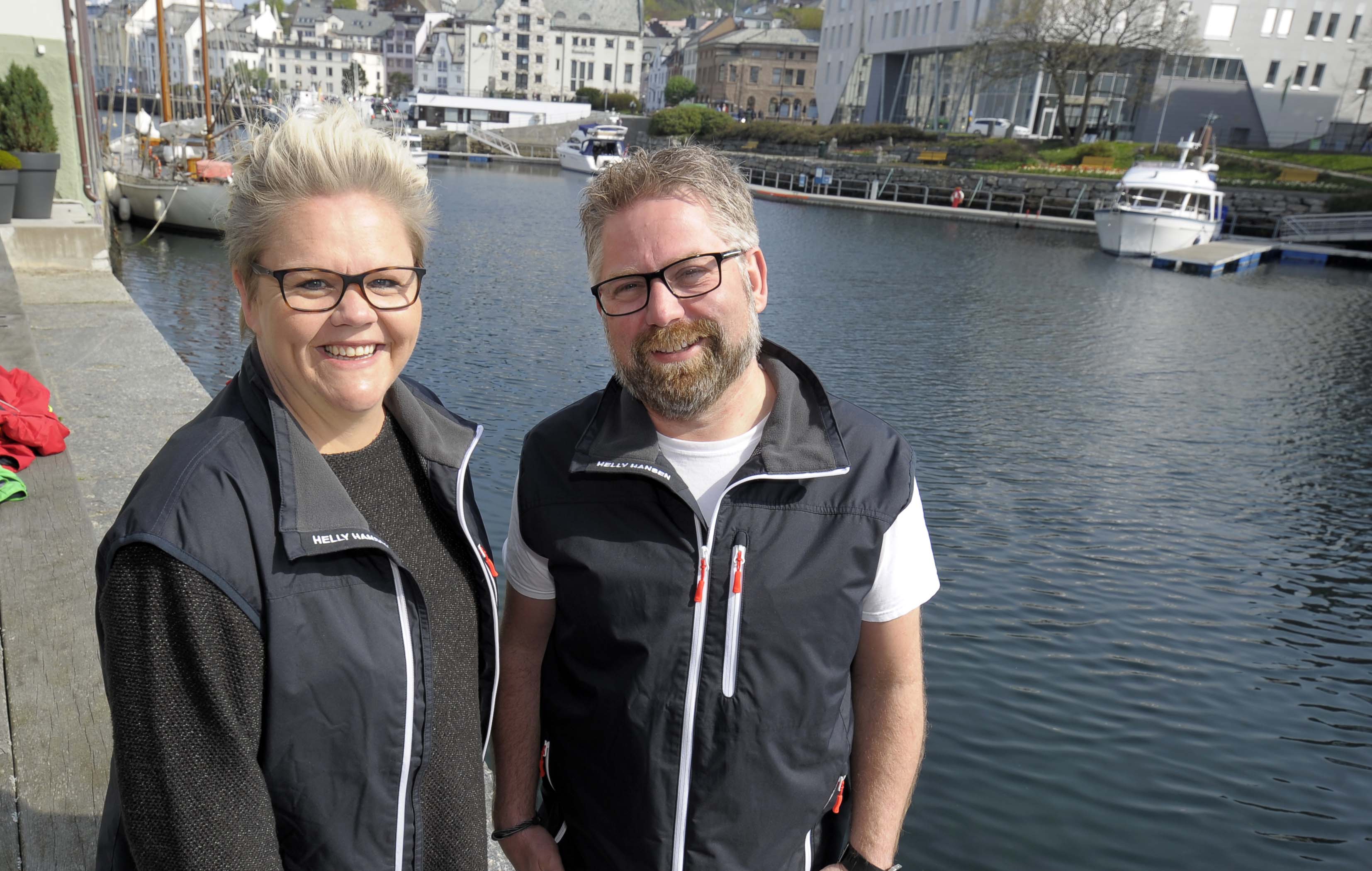 Trine Klemetsen og Sindre Veblungsnes sier at «Ålesund Gummibåtfestival» er i siget med påmeldinger. I år skal et telt settes opp på Dronning Sonjas plass, der hovedarenaen blir.