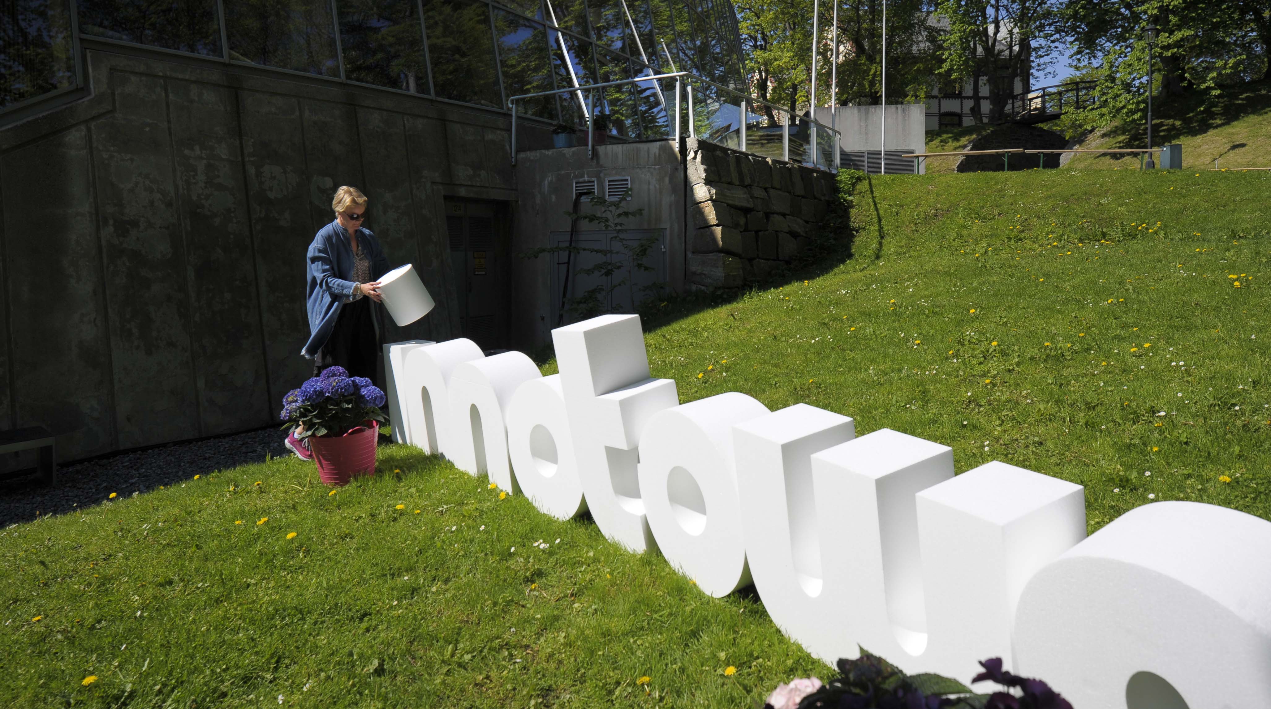 Elisabeth Ringdal monterer de store bokstavene som skal vise logoen til InnoTown.
