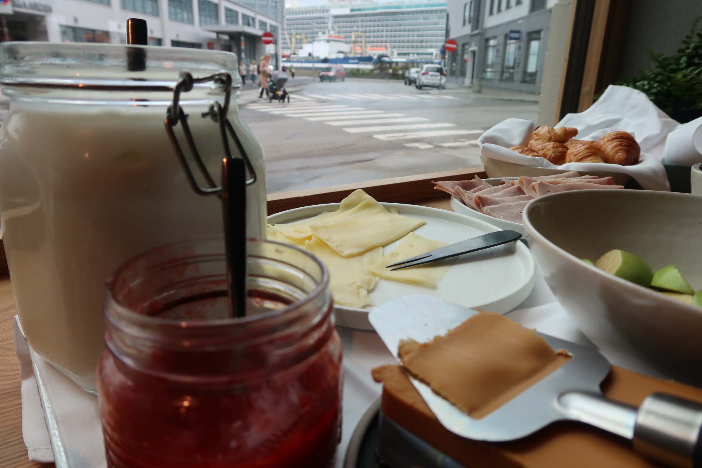 Bro ønsker å være en del av det levende bybildet fra tidlig til sent.