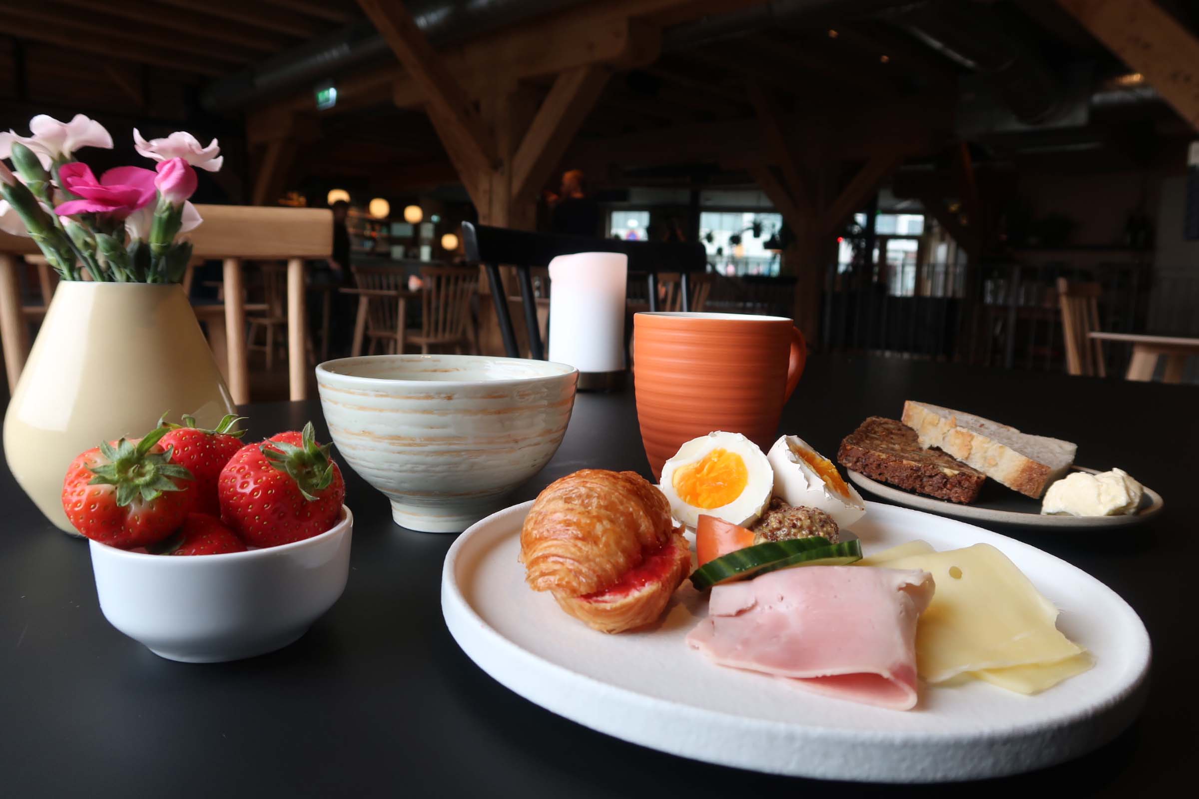 Tirsdag til fredag fra klokken 07.30 til 11.00 kan du starte dagen med venner eller kollegaer.