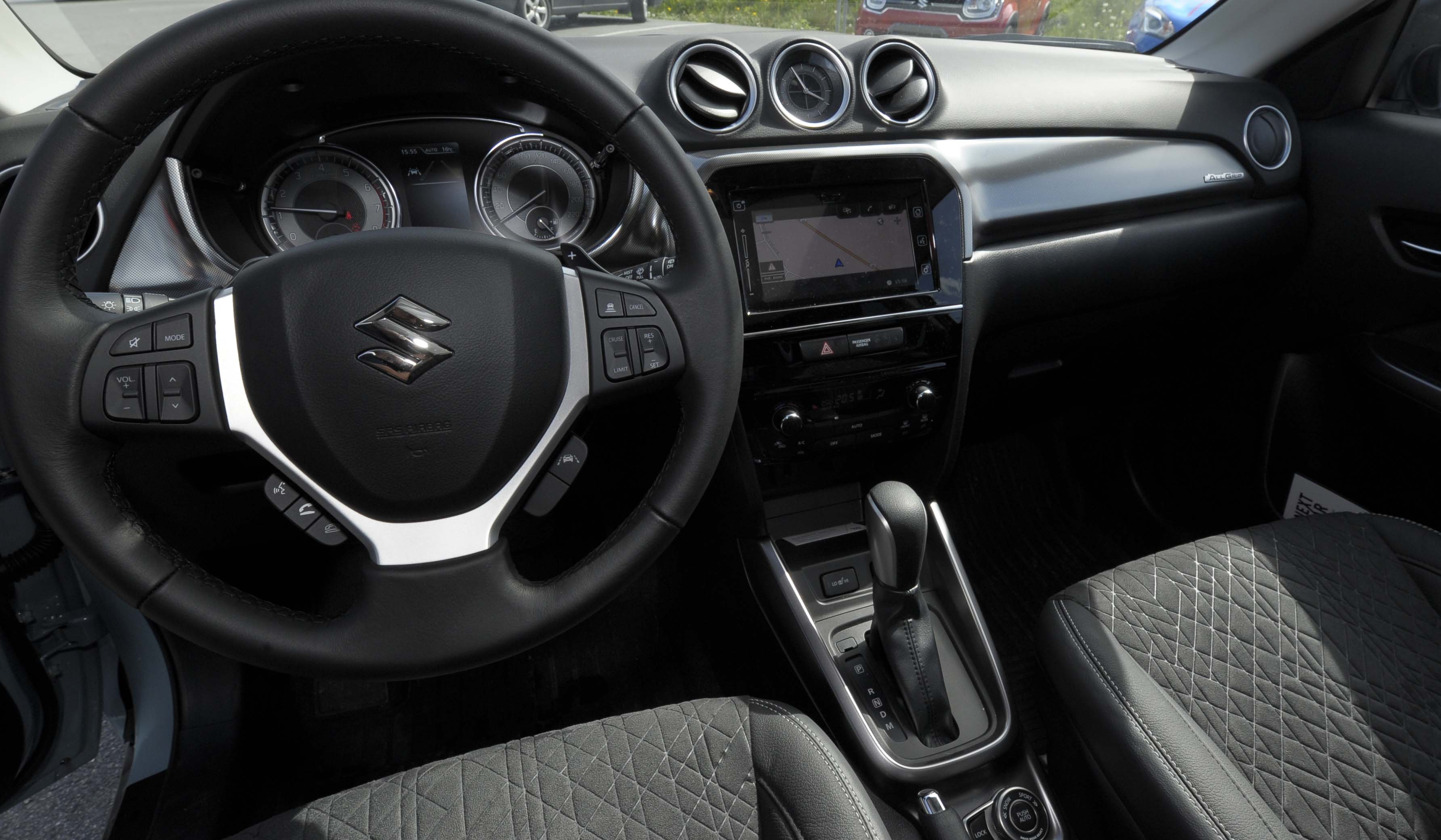 På innsiden innbyr Suzuki Vitara til et godt miljø for fører og passasjerer. Godt utstyrt og med god plass.