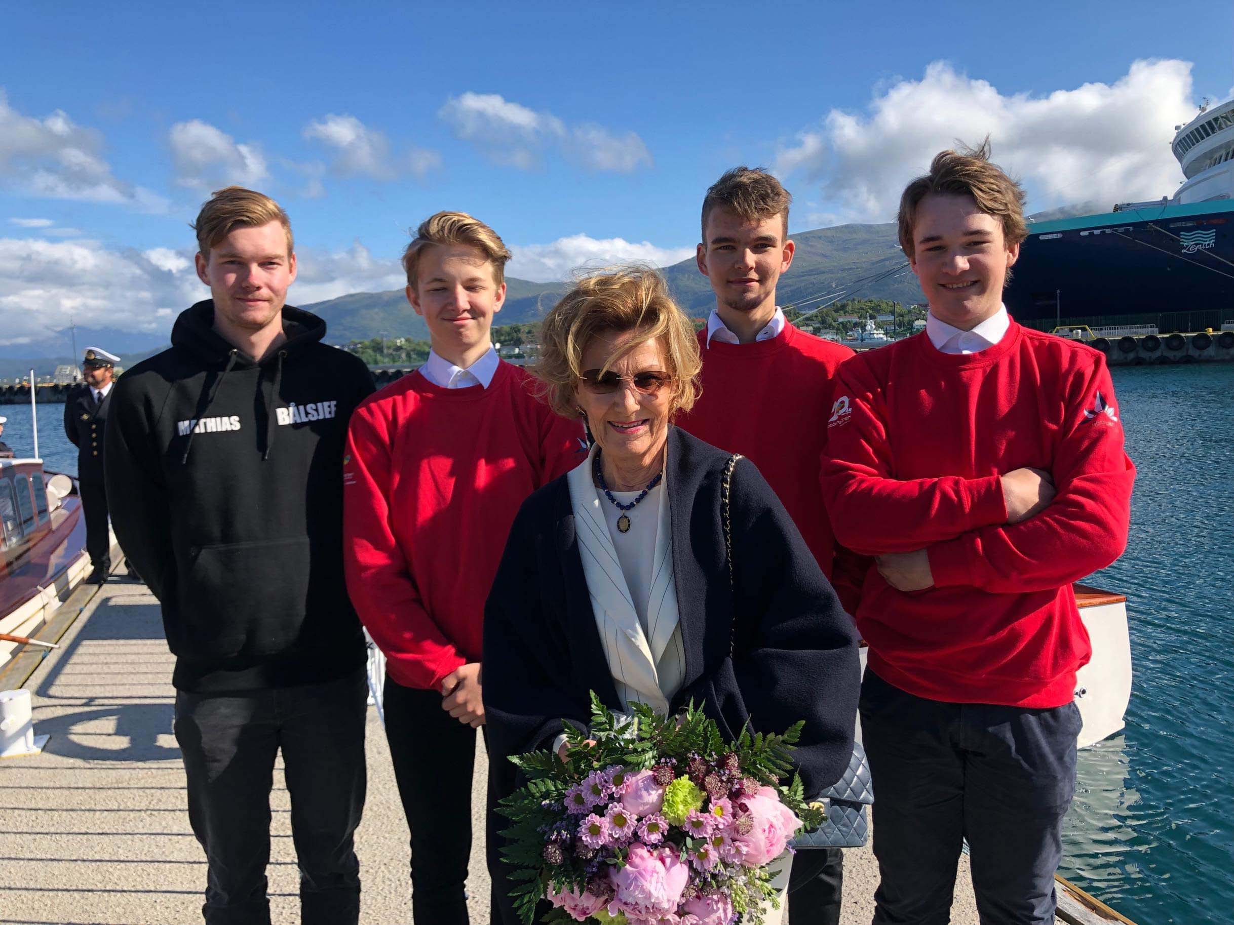 Fra venstre Mathias Haga, Oskar Benoni Hovland, Hennes Majestet dronning Sonja, Fredrik Lillebø, Jakob Grønfur.