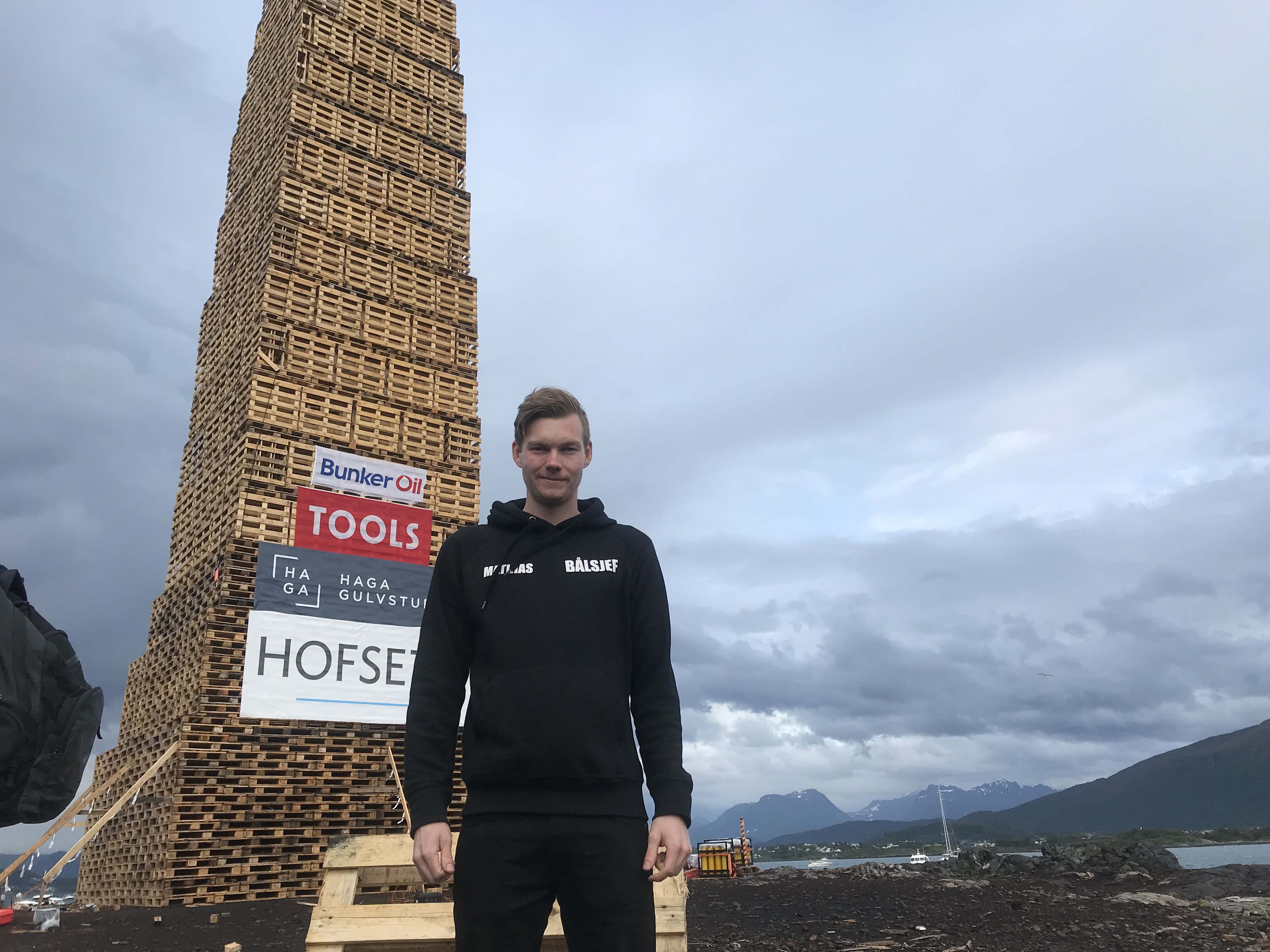 Bålesjef Mathias og resten av gjengen var klar for å feire etter arbeidet med byggingen var over.