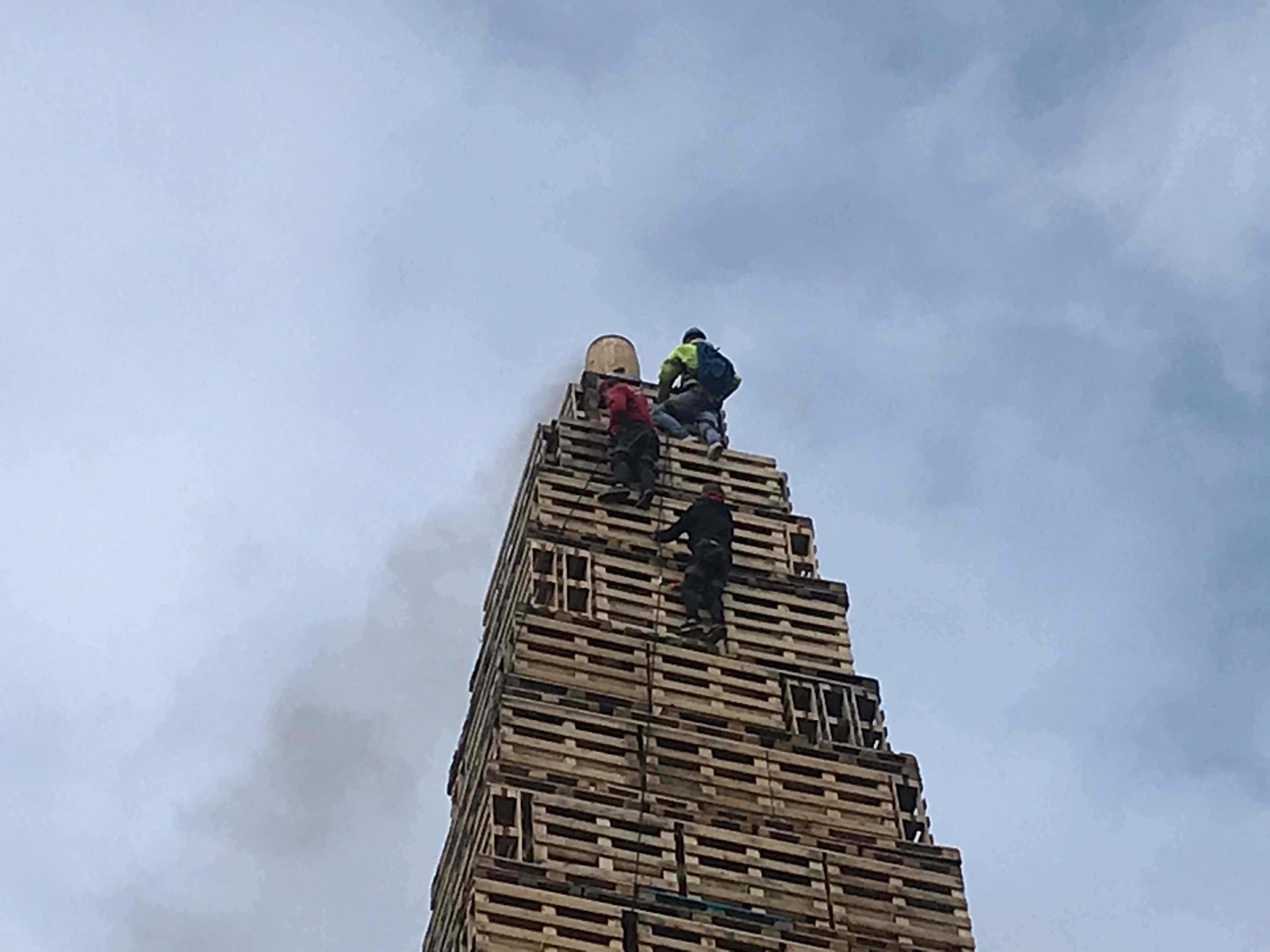 Like før. Snart er Slinningsbålet 2019 i fyr og flamme.