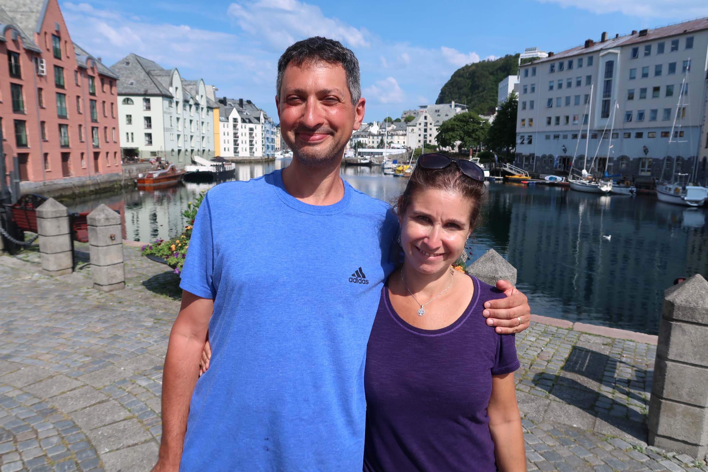 Ellen og Scott Wittlin fra Boston lar seg fascinere av Ålesund.