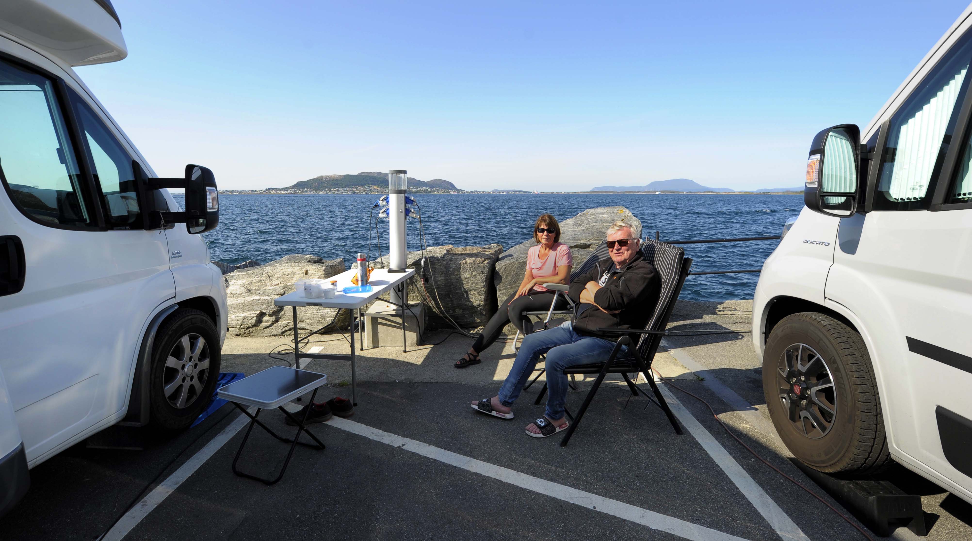 Folk koser seg på bobiltur til jugendbyen Ålesund. (Arkivfoto).