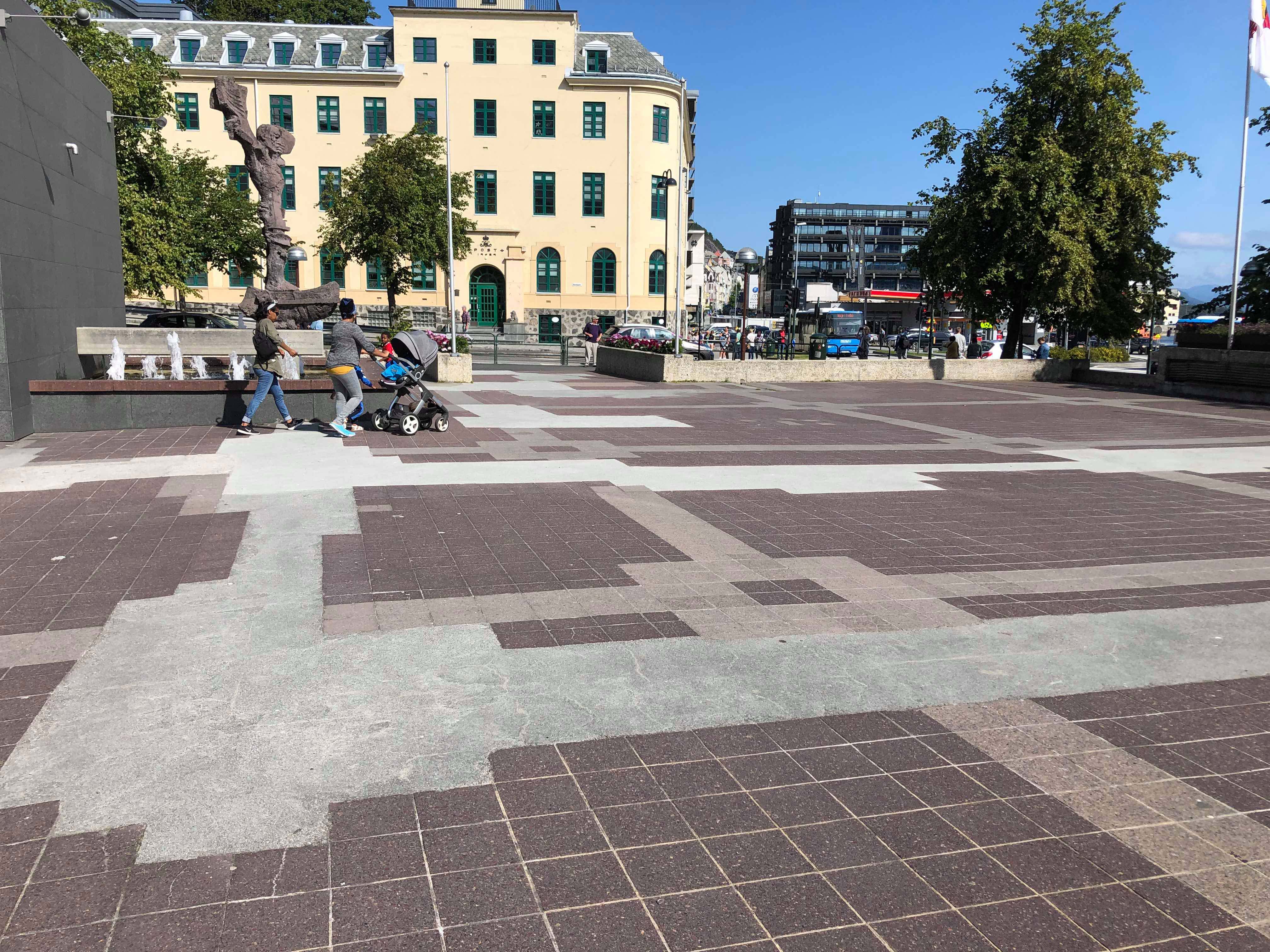 Stadig større felt må kommunens folk rykke ut for å dekke med sement. Det som skal bli Joachim H. Rønnebergs plass er et lappeteppe.