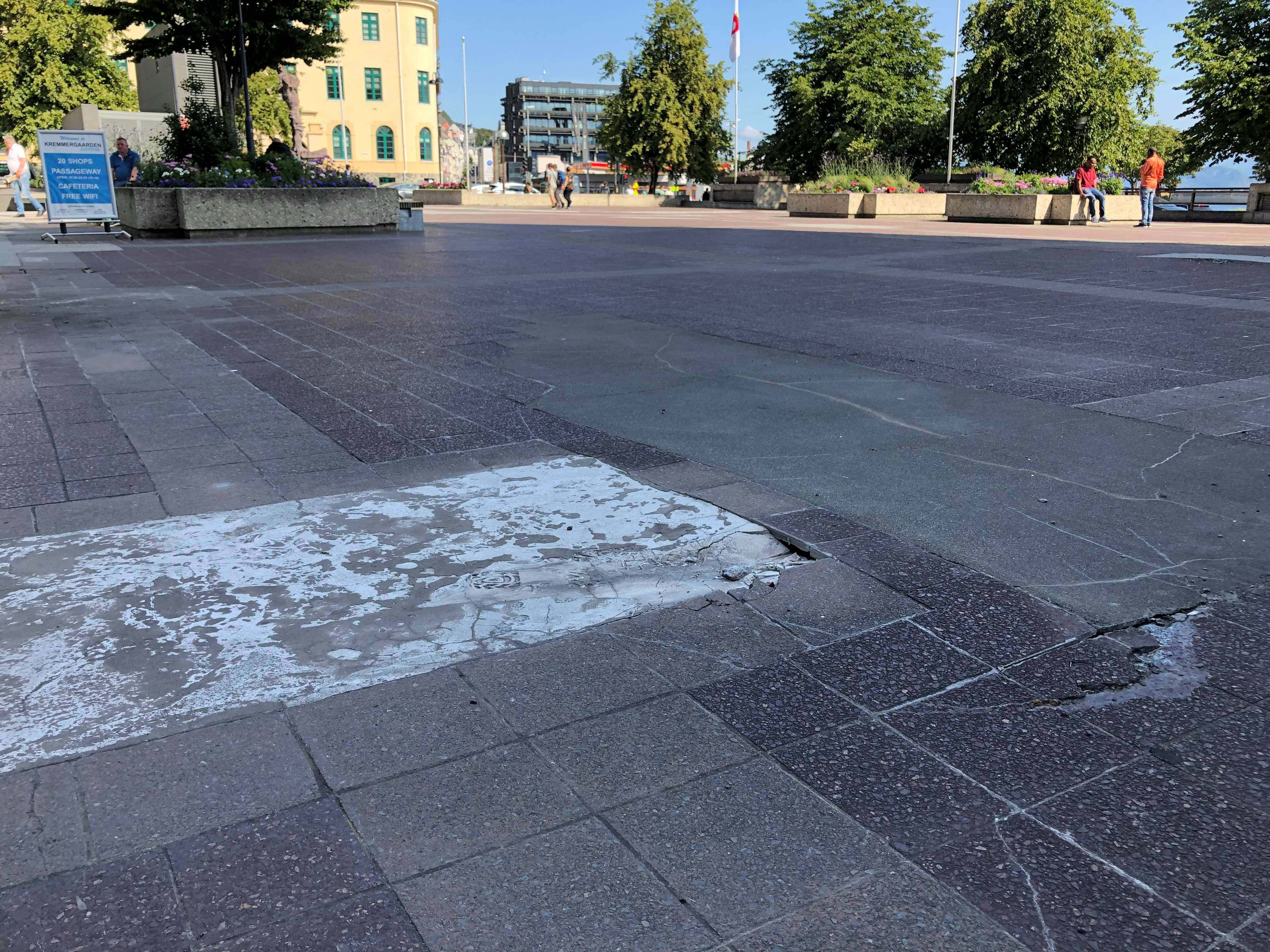 Her har dekket sprukket opp til også å bli farlig å ferdes på.