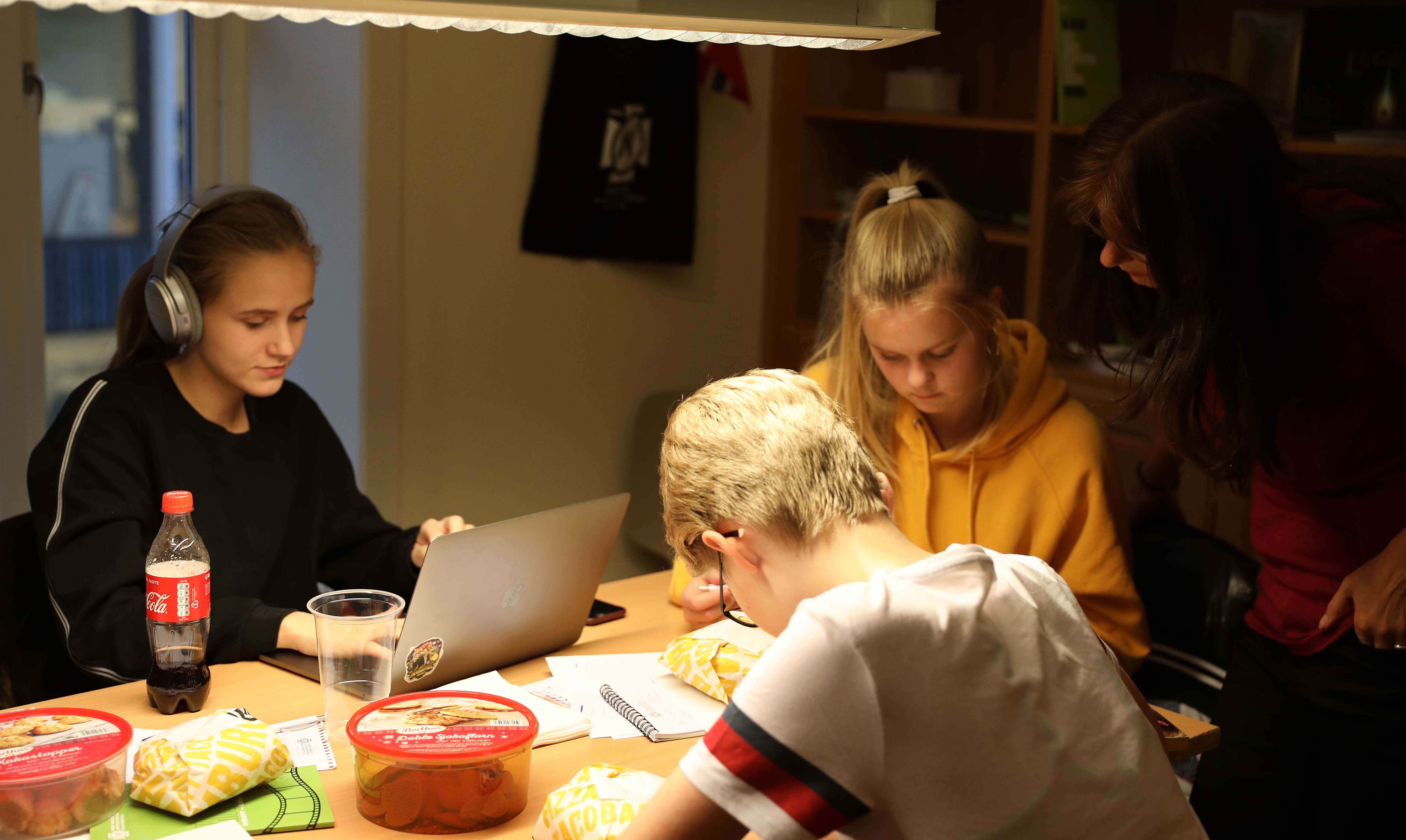 De unge filmskaperne har allerede vært i sving i flere dager med å lage film fra idé til ferdig produkt. De får kyndig veiledning fra dyktige fagfolk, før det endelige produktet skal vises under festivalens siste dag, lørdag.