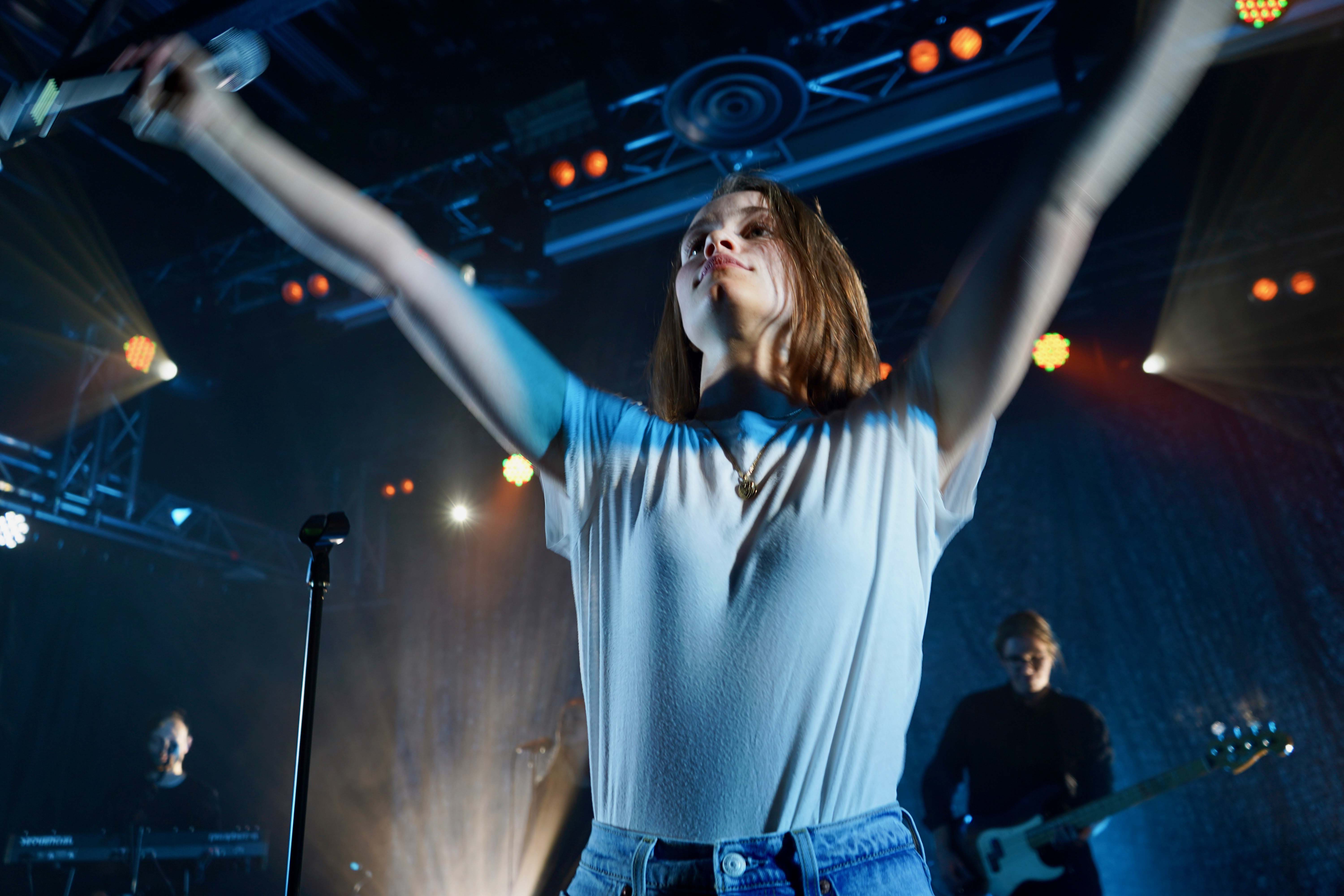 Konserten i gang og Sigrid avslører at det er spennende å være på hjemmebane!