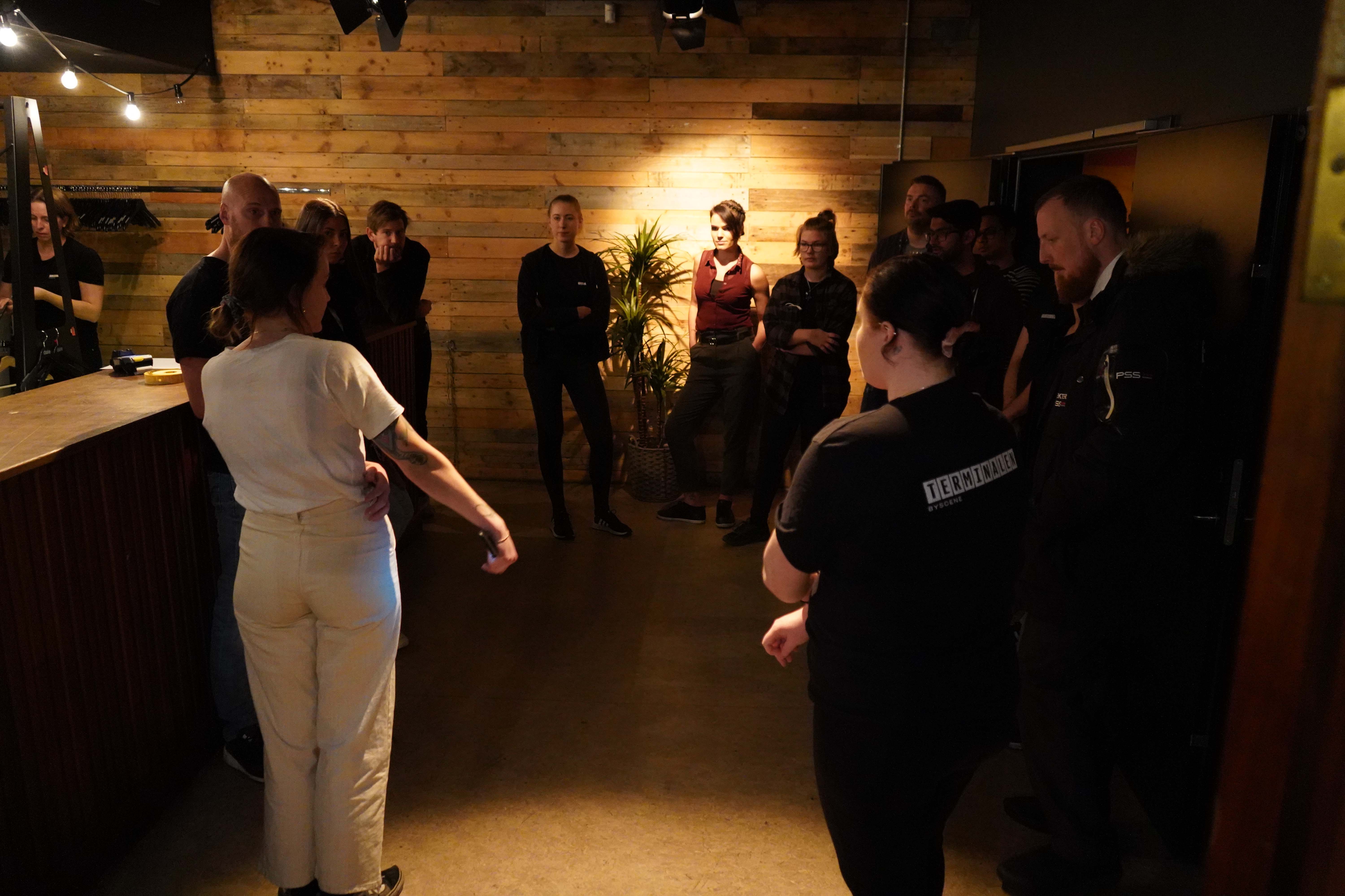 Kun kort tid til publikum kommer og staben på Terminalen samles for en kort pep-talk