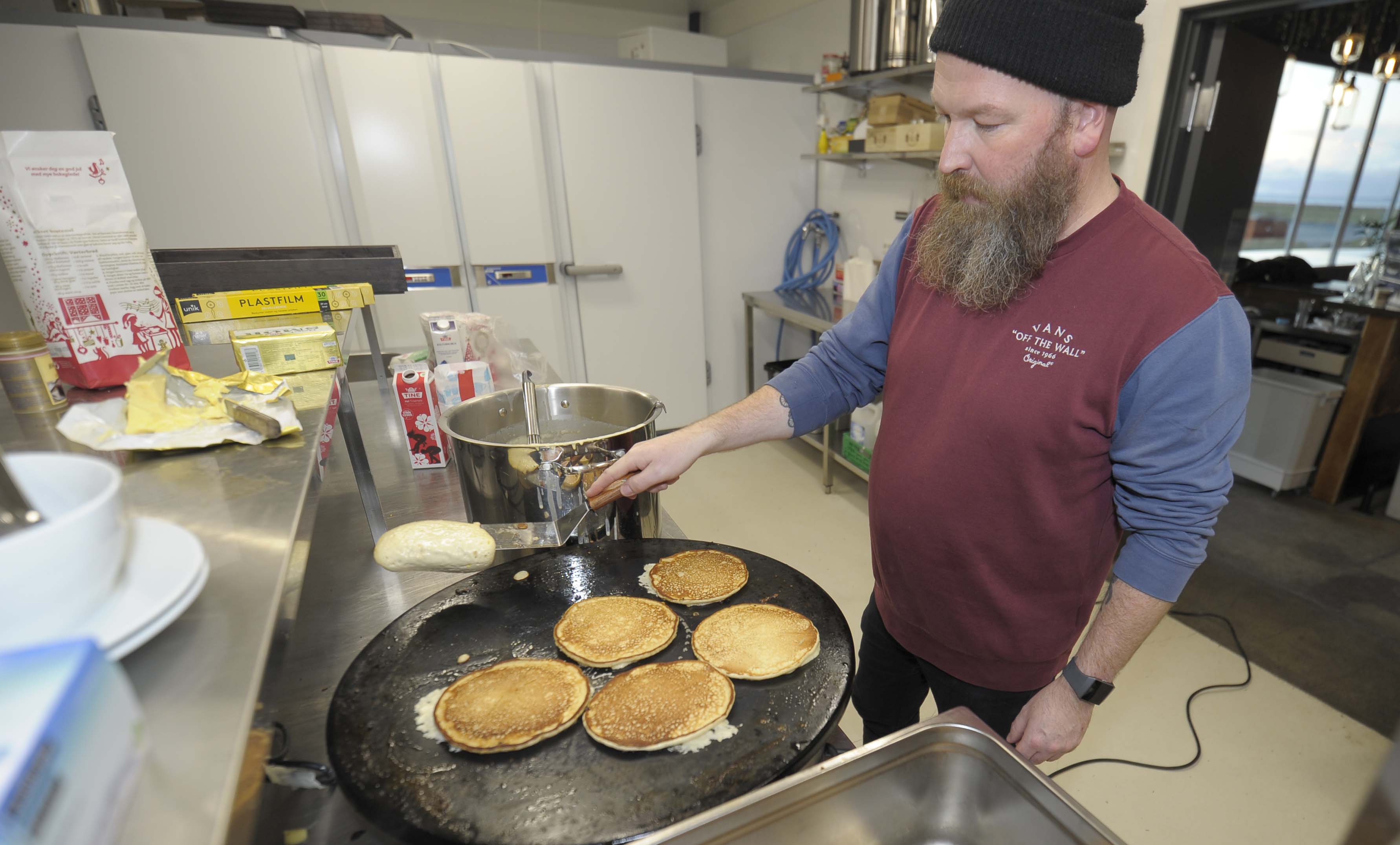 Sykkylvingen Terje har kompetanse på sveler. Men som så mye annet på Giske er også røra en hemmelighet.