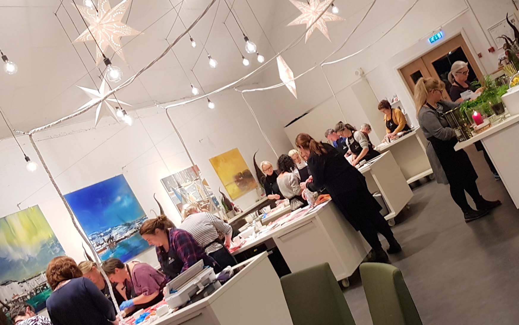 Jul på Klippfiskakademiet betyr Juleverksted der deltagerne lærer å lage mye godt til jul.