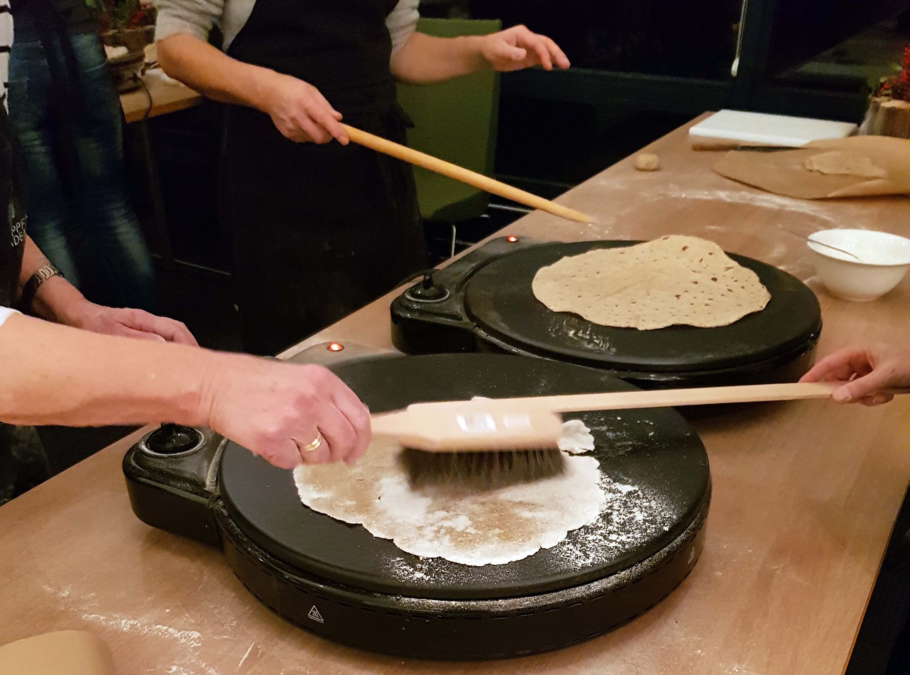 Etter hvert blir det mange kyndige hender rundt takkene når juleflatbrødene skal bakes.