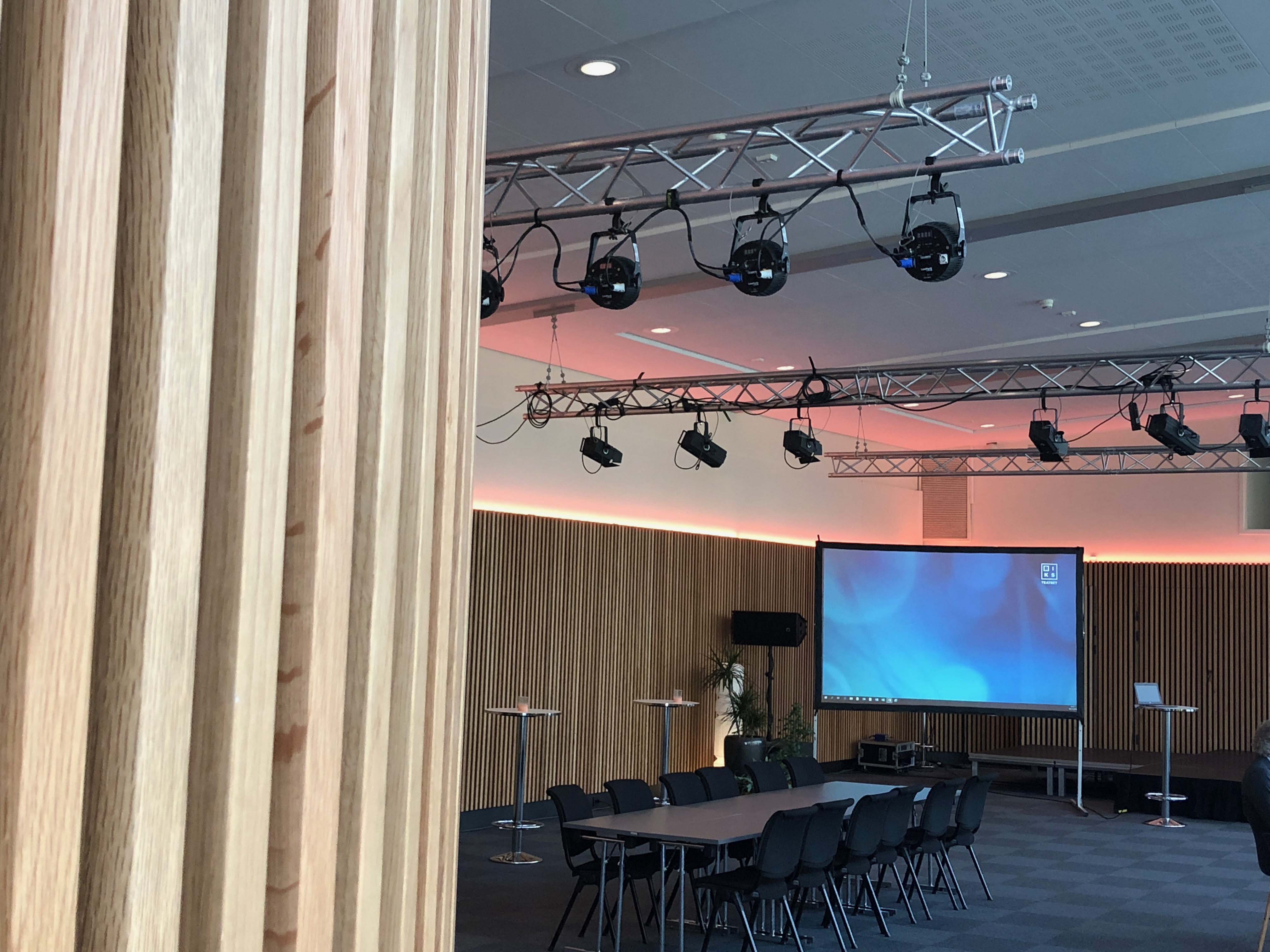 Den nye foajeén gjør kulturhuset rustet til flere små forestillinger, intimkonserter og foredrag, noe som har økt antallet forestillinger. Her får man også servering driftet av XL gruppen.