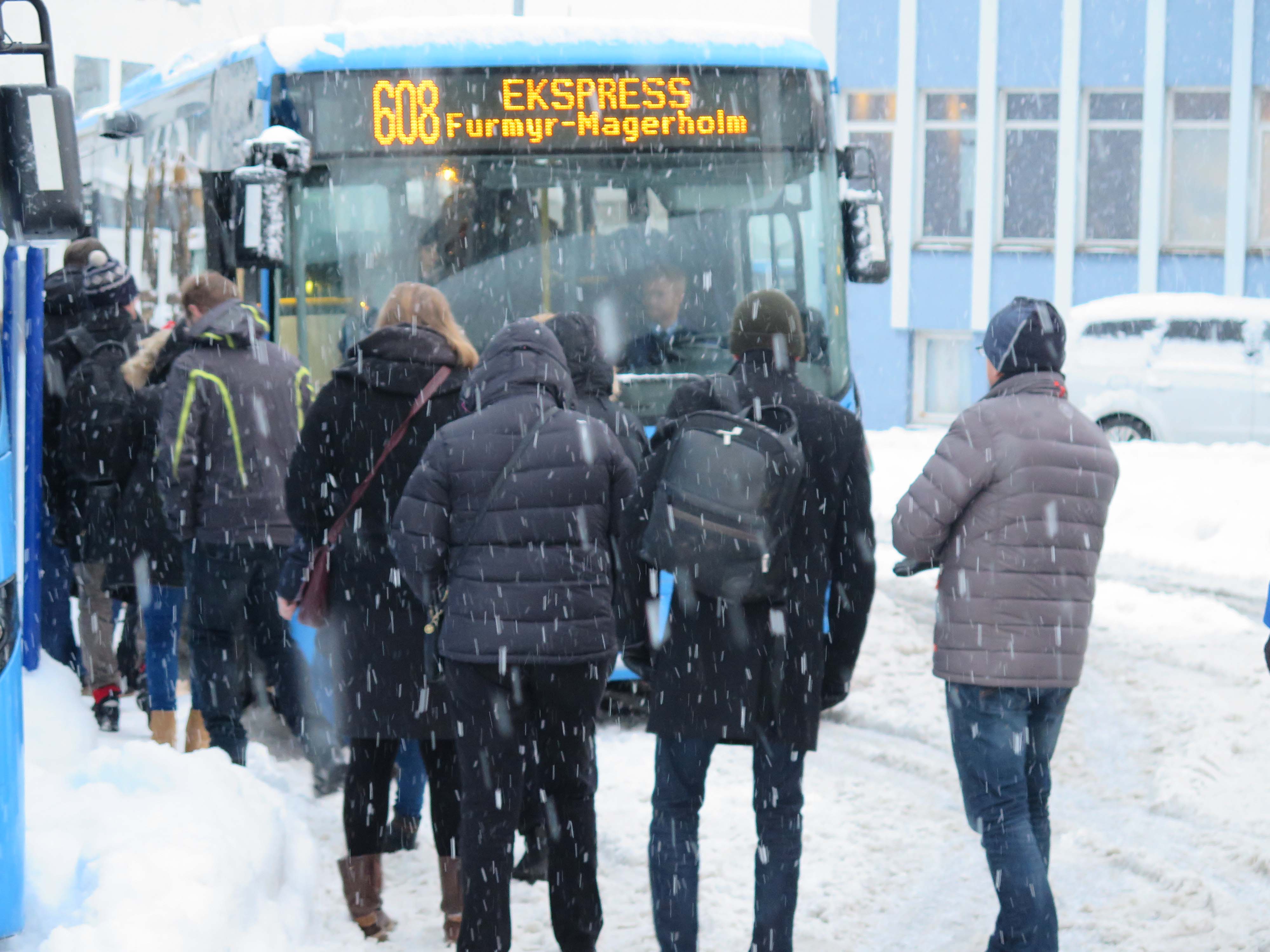 Blir det slutt på lange køer og betaling om bord? Kanskje registreres mobilen din? Nå kan du påvirke fremtidens betalingsløsning på buss og båt i fylket.