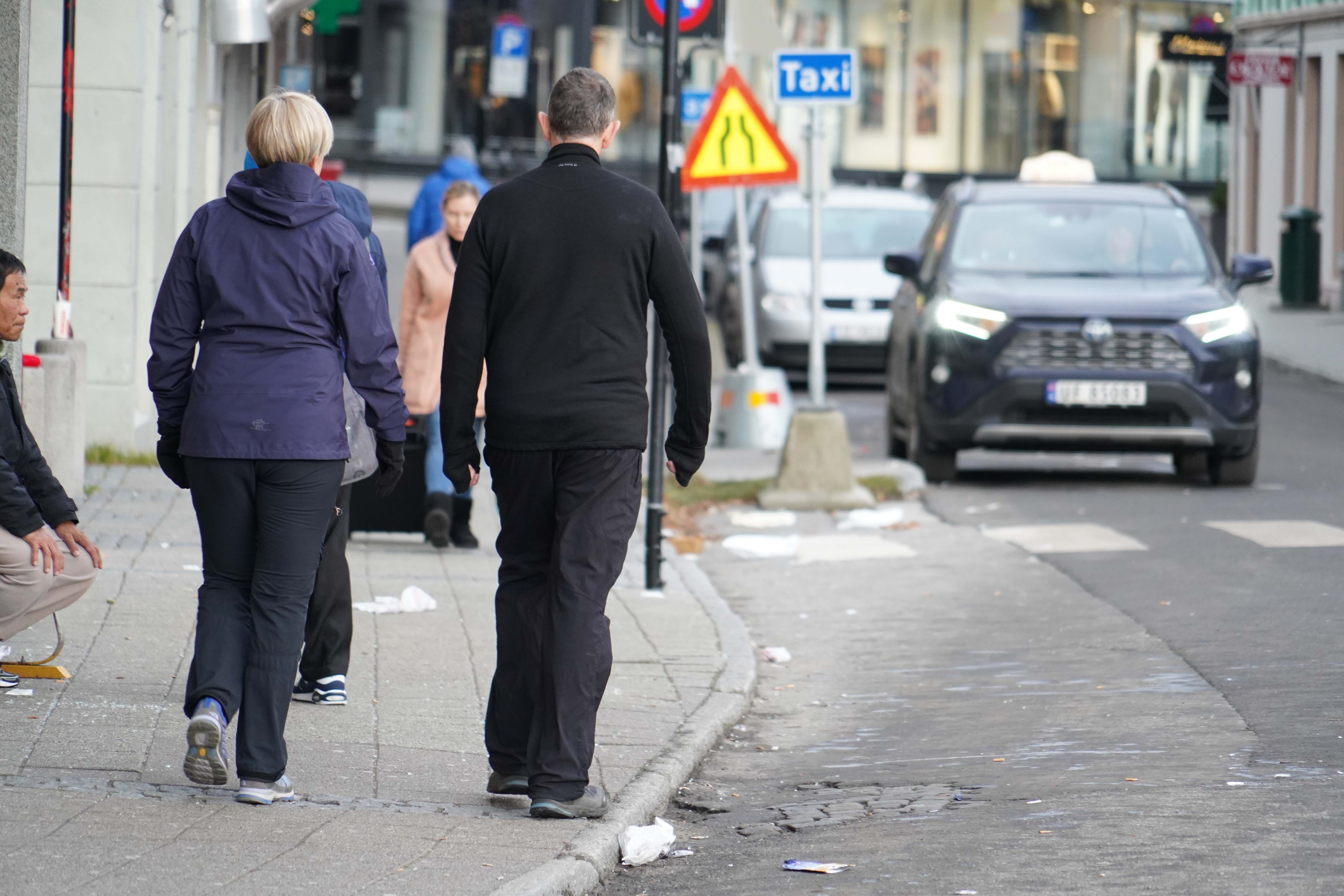 En søndagstur i Ålesund sentrum kan fort by på negative opplevelser med søppel som tidvis flyter på fortauskanten.