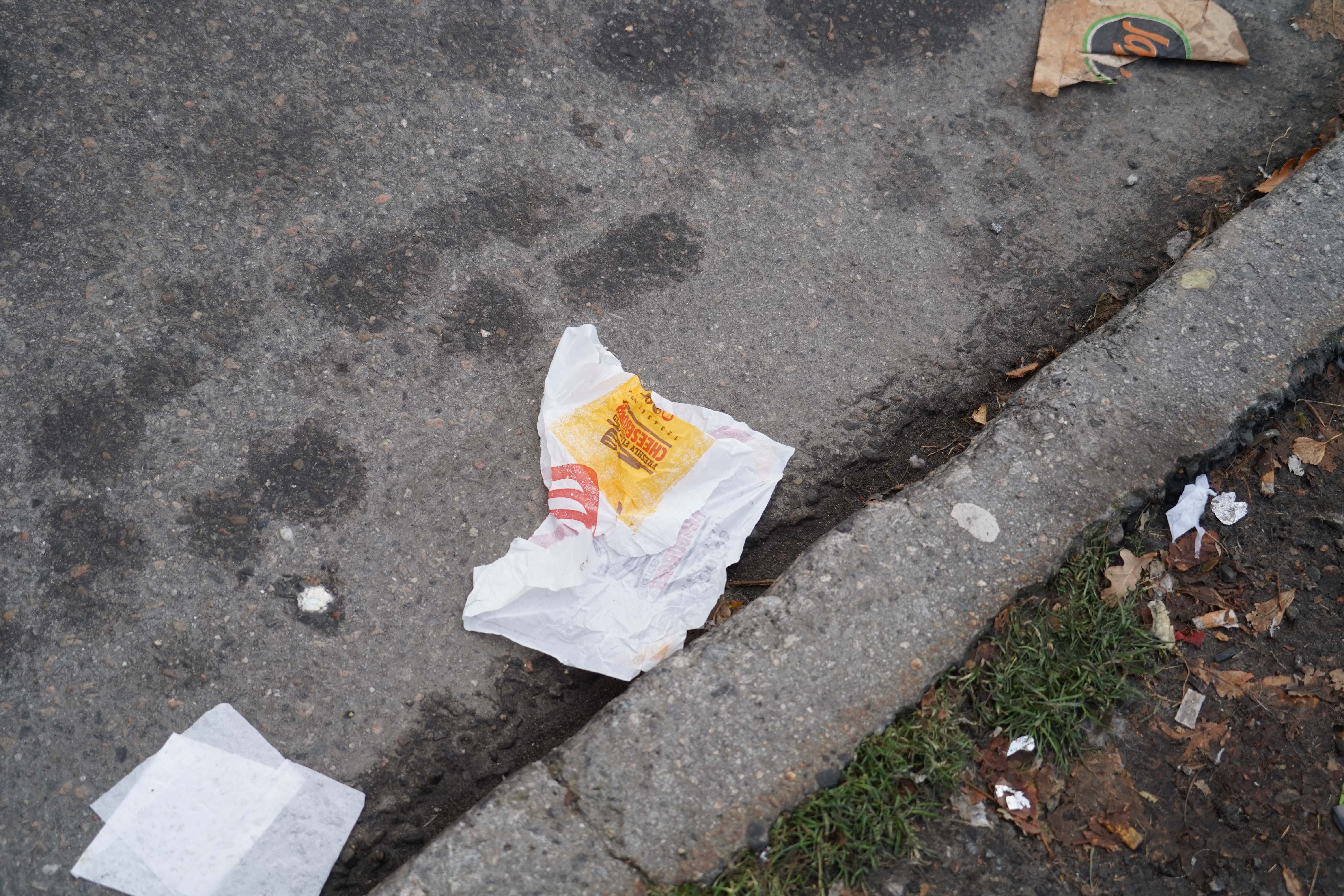 I helgene finner man dessverre tydelige spor etter bylivet og nattens aktiviteter. -Det må vi klare å finne ei løsning på, sier Tore Hovland i Ålesundslista.