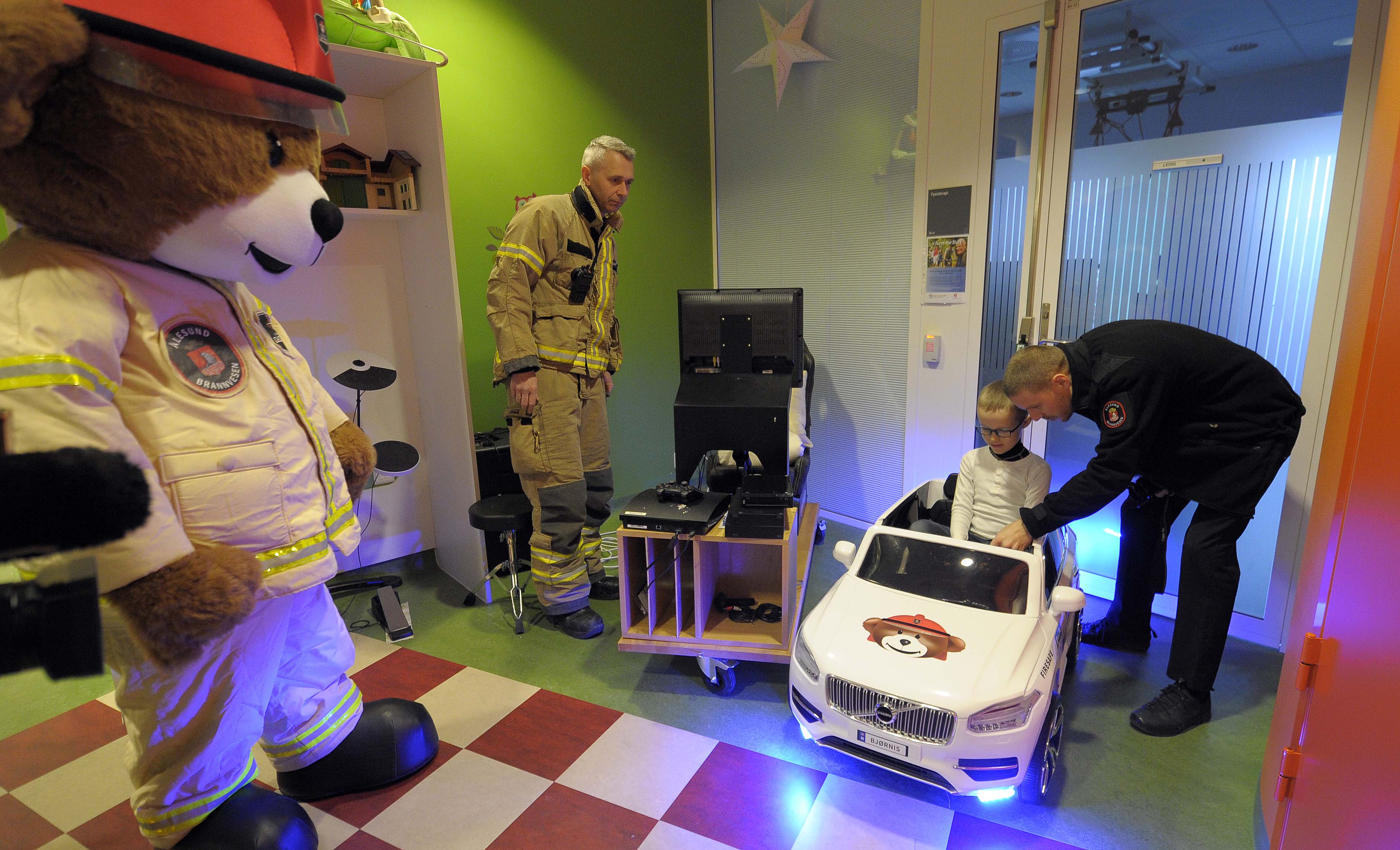 Bjørnis var selvfølgelig tilstede da Martinus (7) år fikk foreta selve jomfruturen med «Bjørnis». Sindre Egeness ved ÅBV forklarer Martinus hva bilen har av utstyr.
