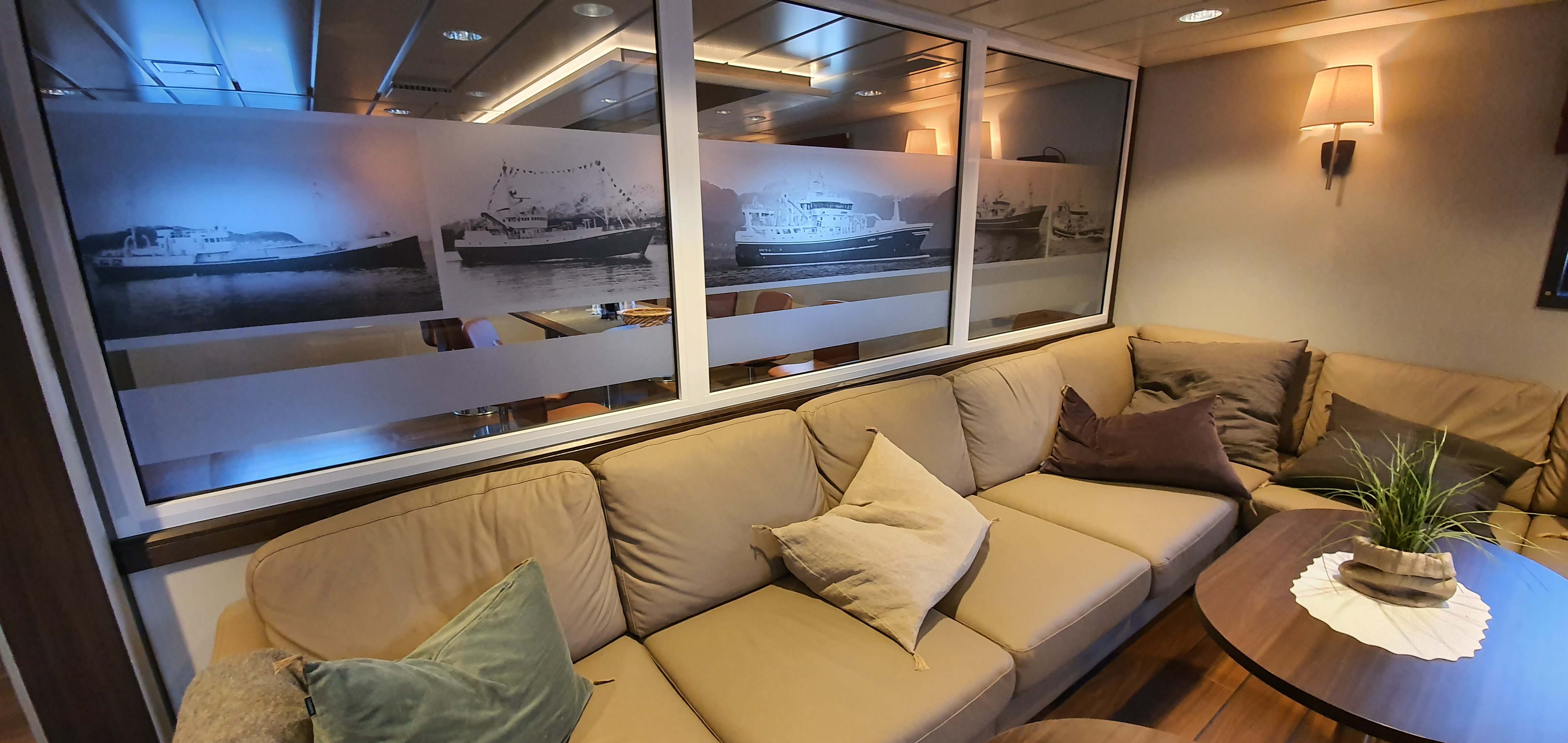 Veggen mellom messa og TV-stua er preget av rederiets historie. Nye «Gunnar Langva» er rederiets båt nummer fem.