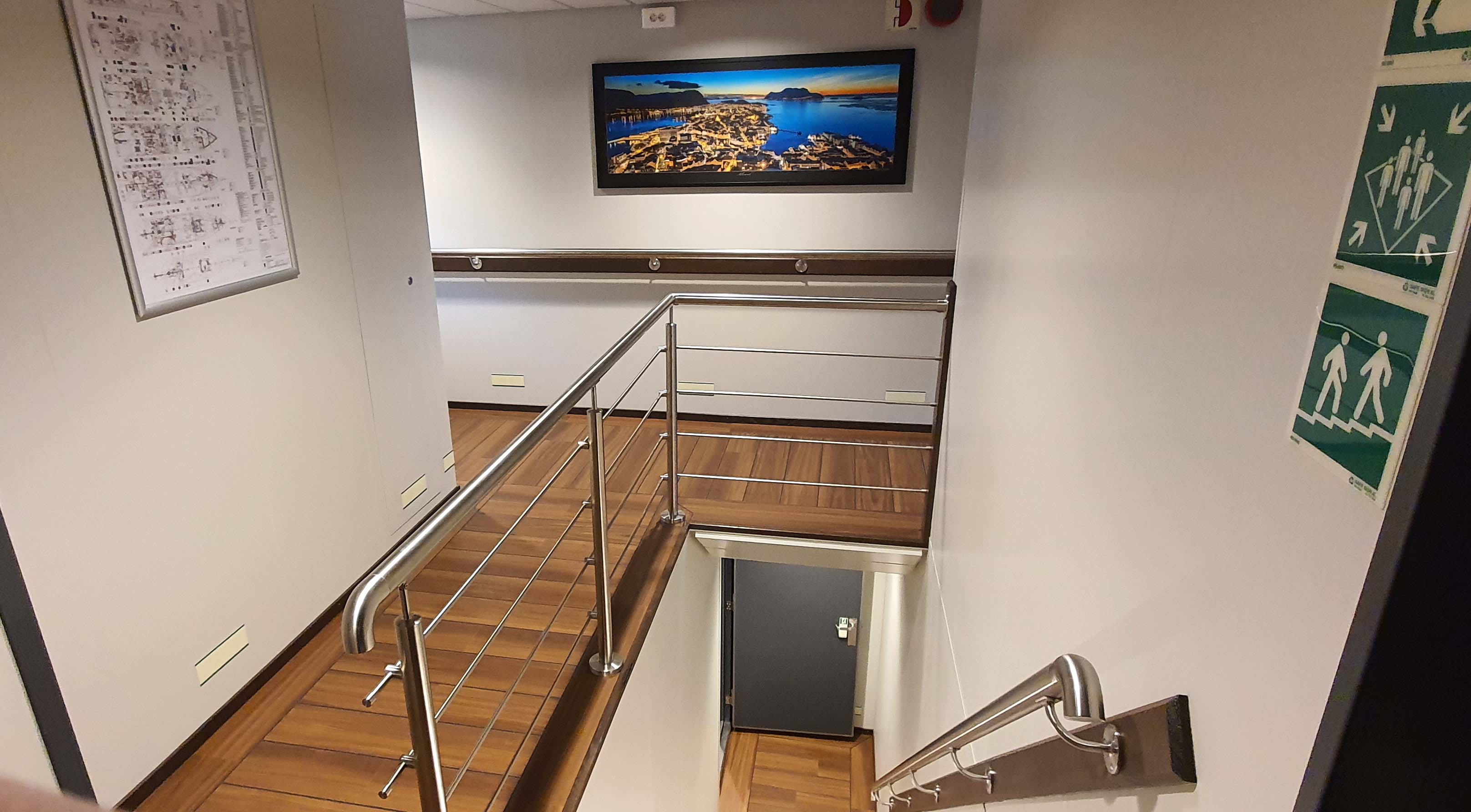 Også korridorene er utsmykket om bord i «Gunnar Langva», og selvfølgelig er det bilde av hjembyen Ålesund på veggene.