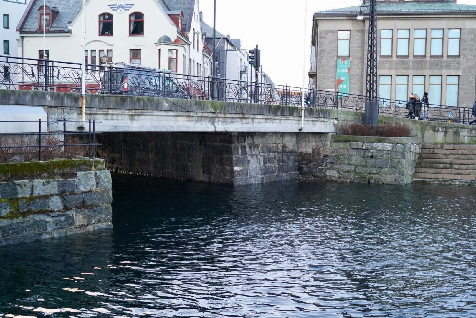 Plutselig ikke så høyt å hoppe fra Hellebroa