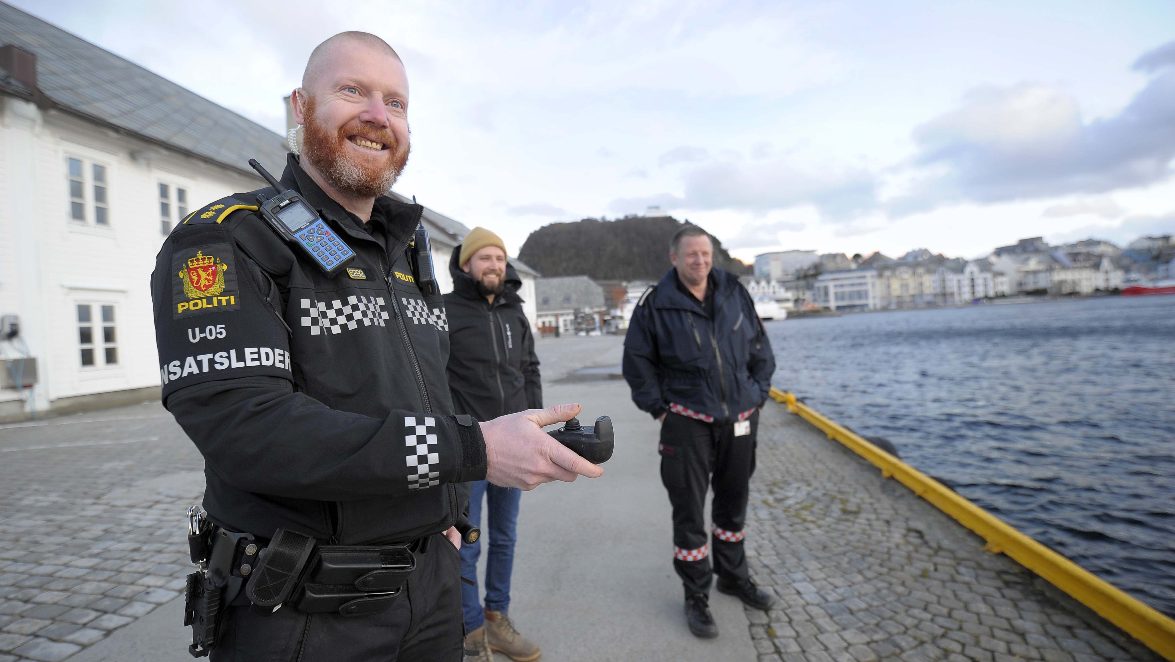 Menn kan raskt bli som små gutter igjen når det er snakk om noe fjernstyrt, selv om bakteppet og bruken er av alvorlig karakter.. Her er det Lars Lundemo i politiet sin tur å manøvrere USAFE med den lille joysticken som styrer livredderen.