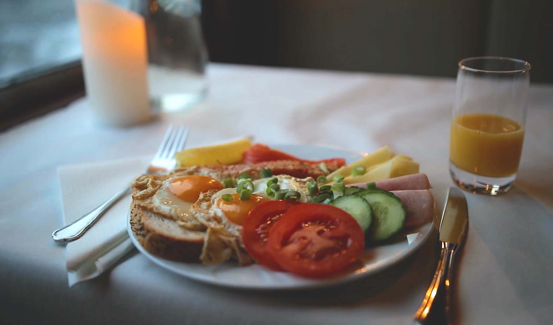 Å begynne dagen med en nydelig frokost om bord i MS Bruvik, før du boltrer deg i løypene på Strandafjellet er langt fra det verste du kan bruke helga til.