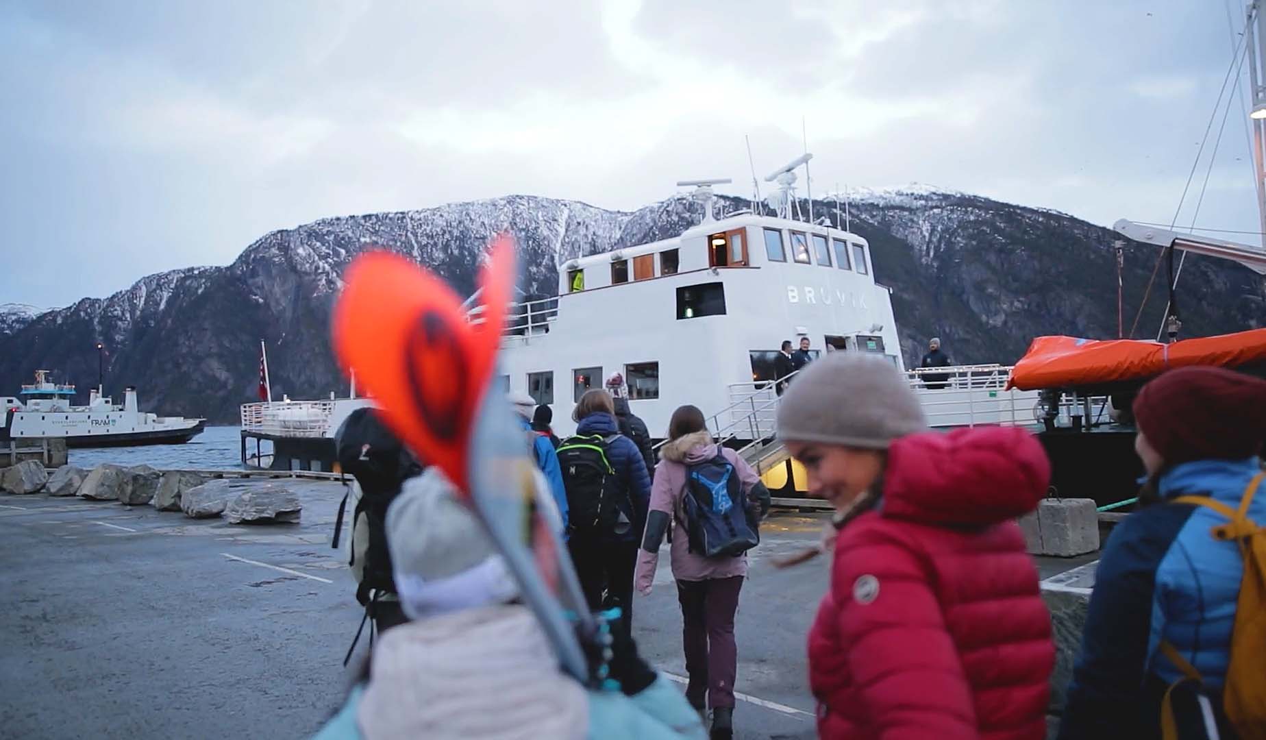 Fornøyde passasjerer klar for retur til Ålesund etter en spennende dag på fjellet.