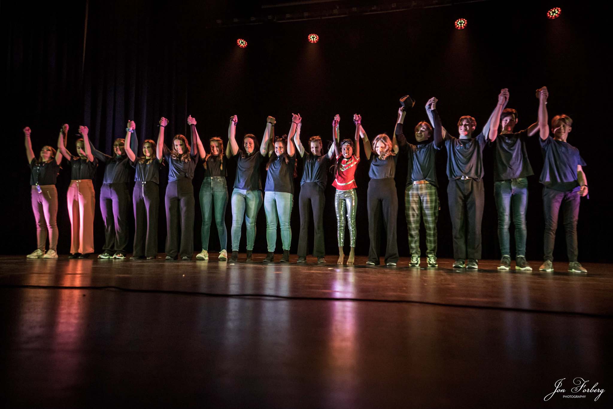 Rundt 90 ungdommer var i ilden på og bak scenen under UKM 2020. Her er det koferansierene som presenteres.