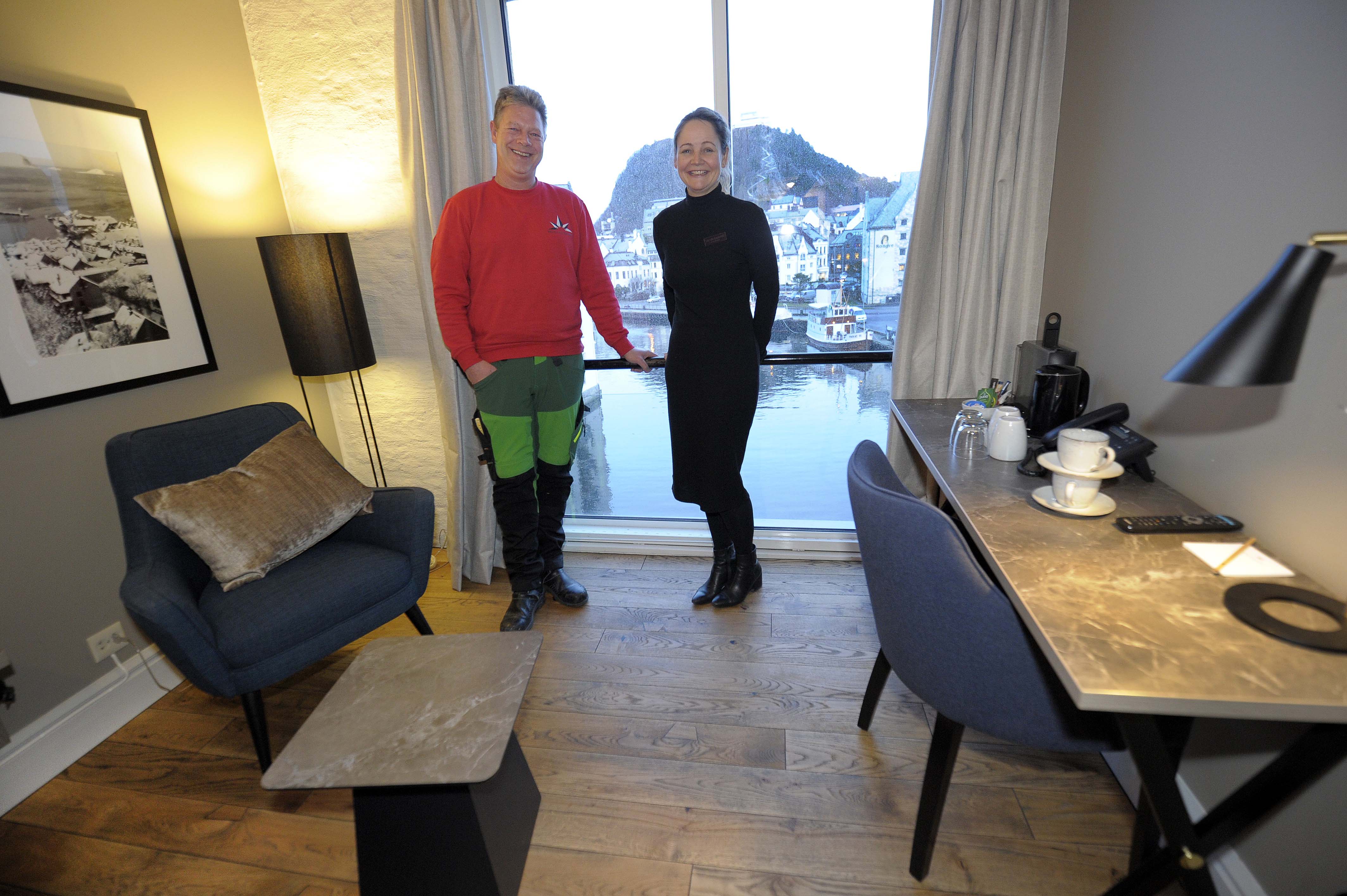 Lars Haga i Marine Polarwood og hotelldirektør Camilla Espeseth er fornøyd med hvordan de nye gulvene til hotellet har blitt. Nå er 3.etasje i hotellet, samt fellesarealene i resepsjonsområdet ferdig.