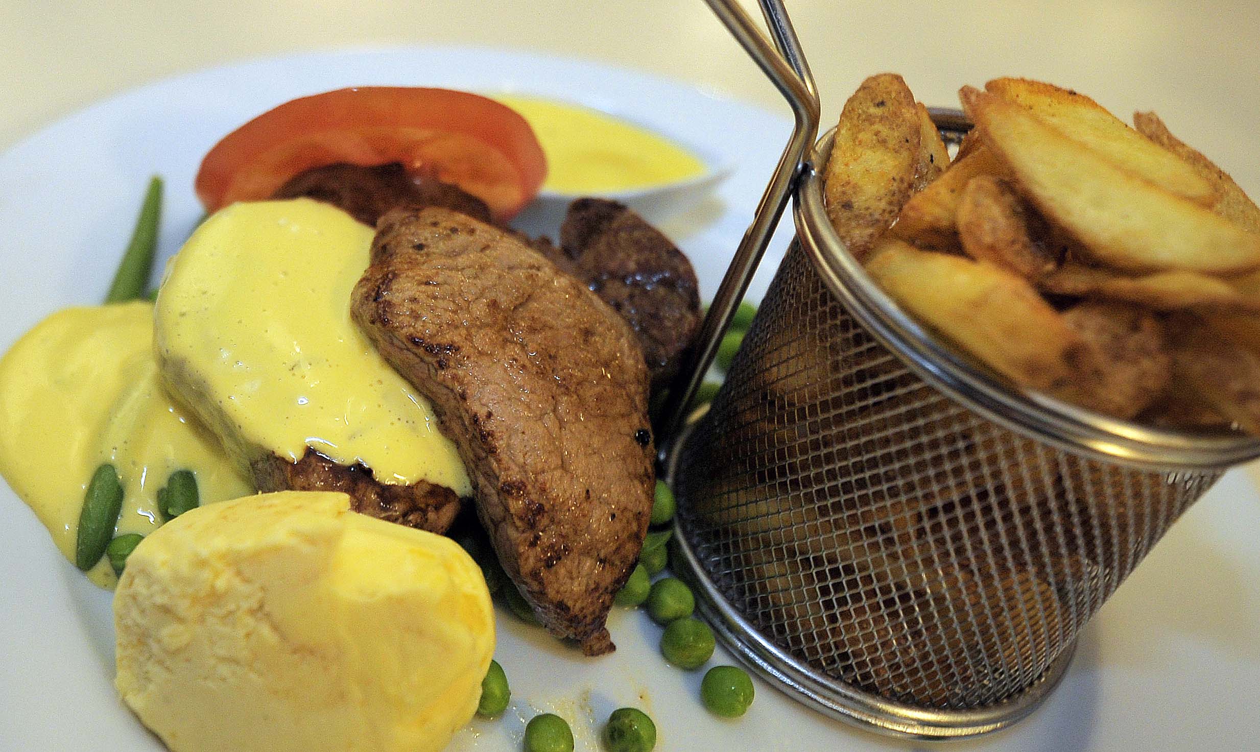 Maten hos Real American Steakhouse blir du mett av. Saftige hamburgere og møre biffer i forskjellige utgaver med tilbehør der alt er laget fra bunnen av "på huset".