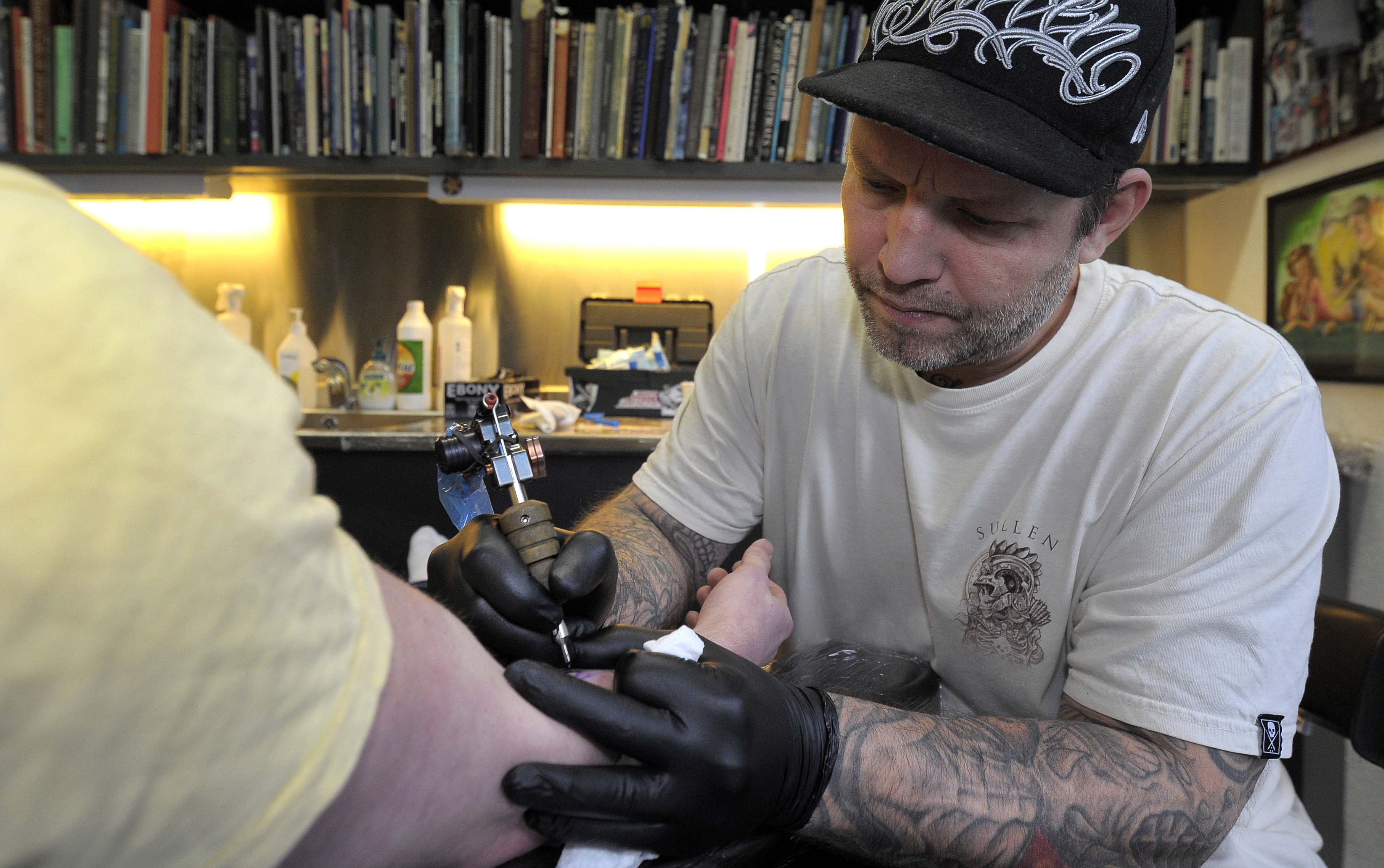 -Denne dagen er det drop-in som gjelder, og første til mølla-prinsippet. Vi velger ut et utvalg små motiver til 1.000 kroner. Men det er mulig å donere mer, sier Are Eide.