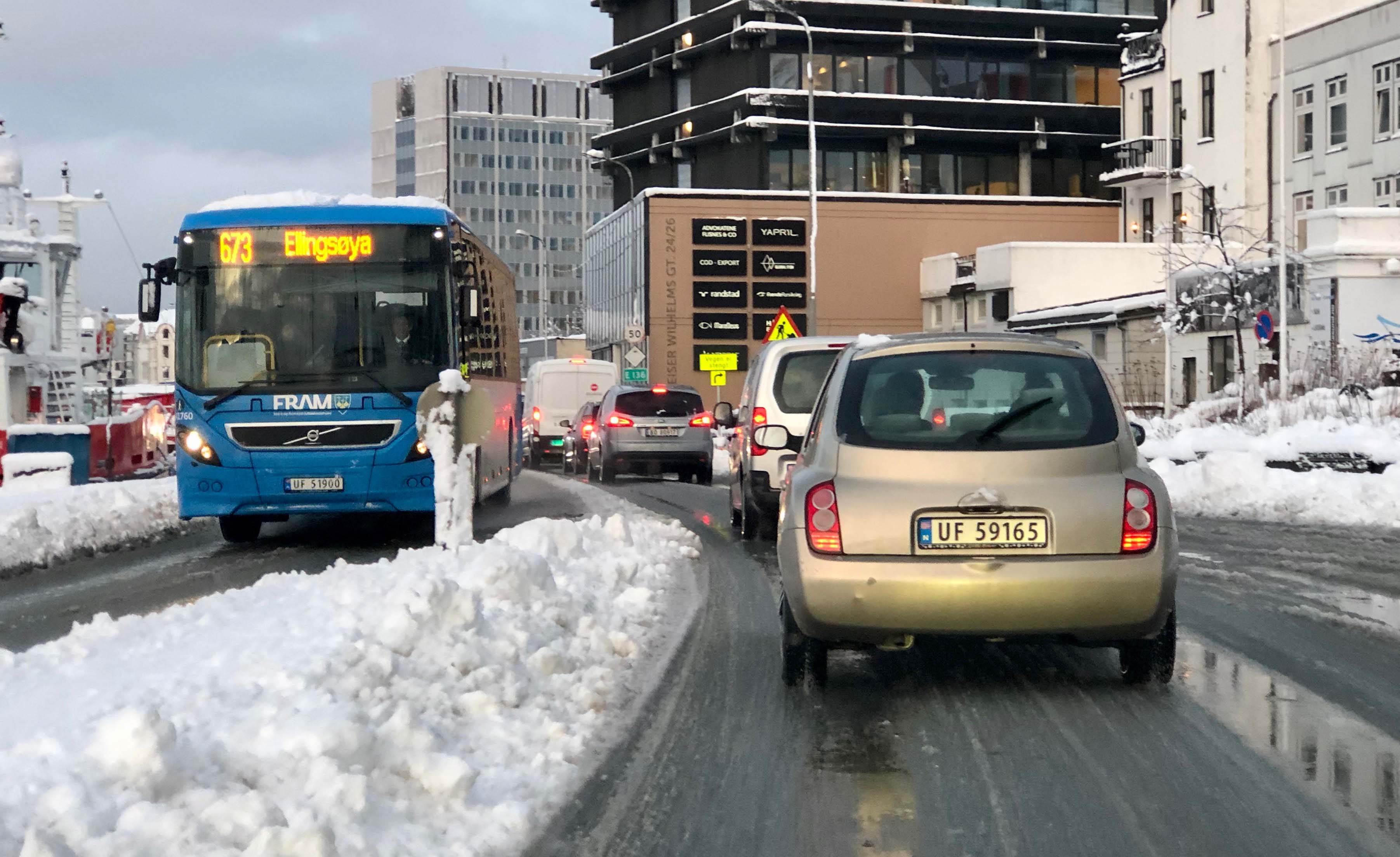 Det er i rushtiden fylket nå setter inn ekstra bussmateriell som et tiltak mot mutert koronavirus.