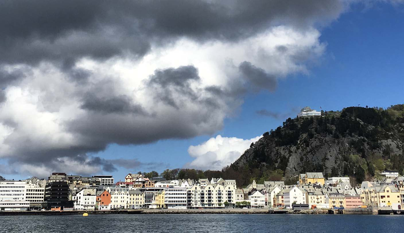 Bypatrioten med samarbeidspartnere frir til byens huseiere i en vanskelig situasjon.