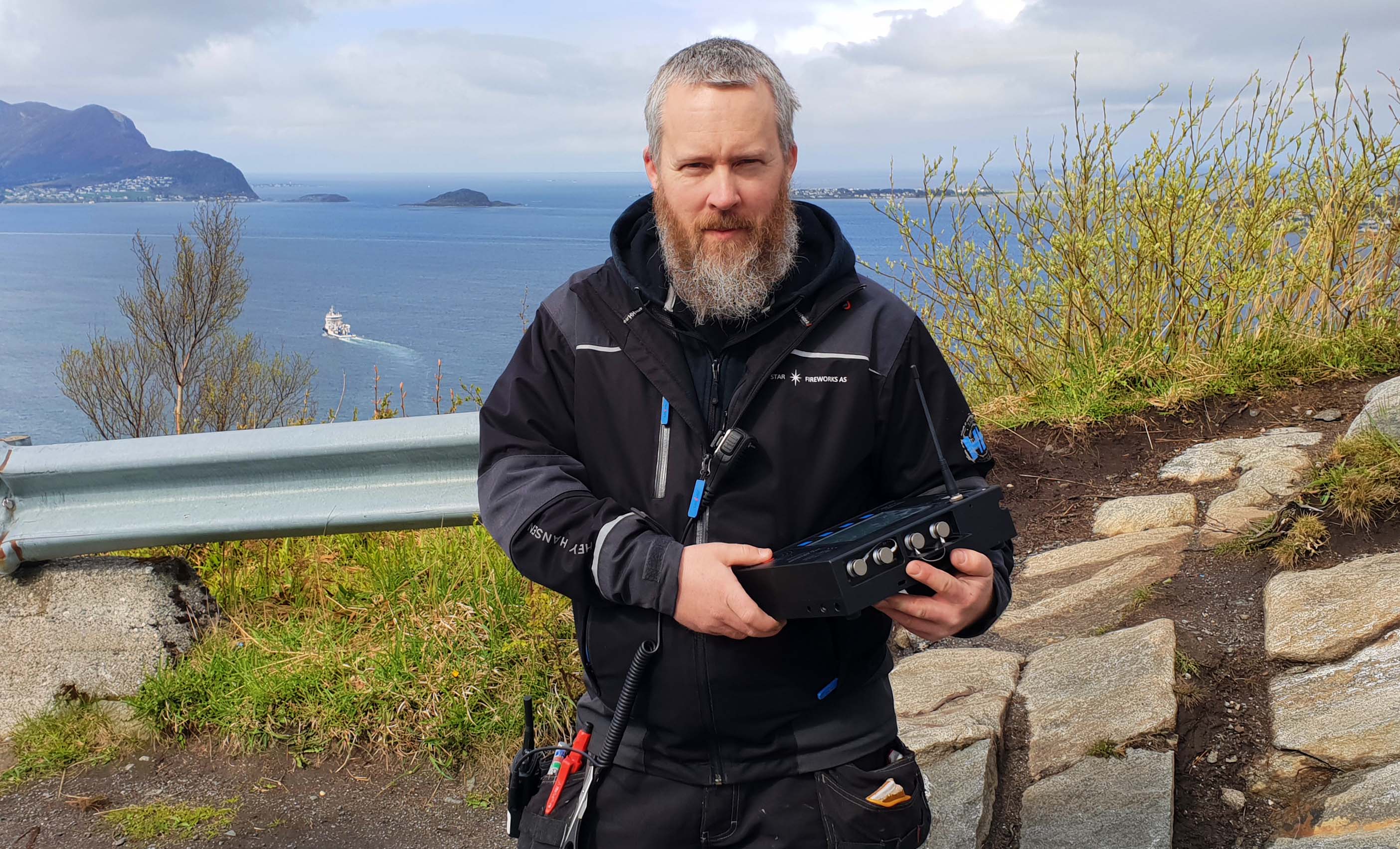 Kenneth Hurlen sto på Aksla der han sørget for 21 saluttskudd av det absolutt kraftige slaget.