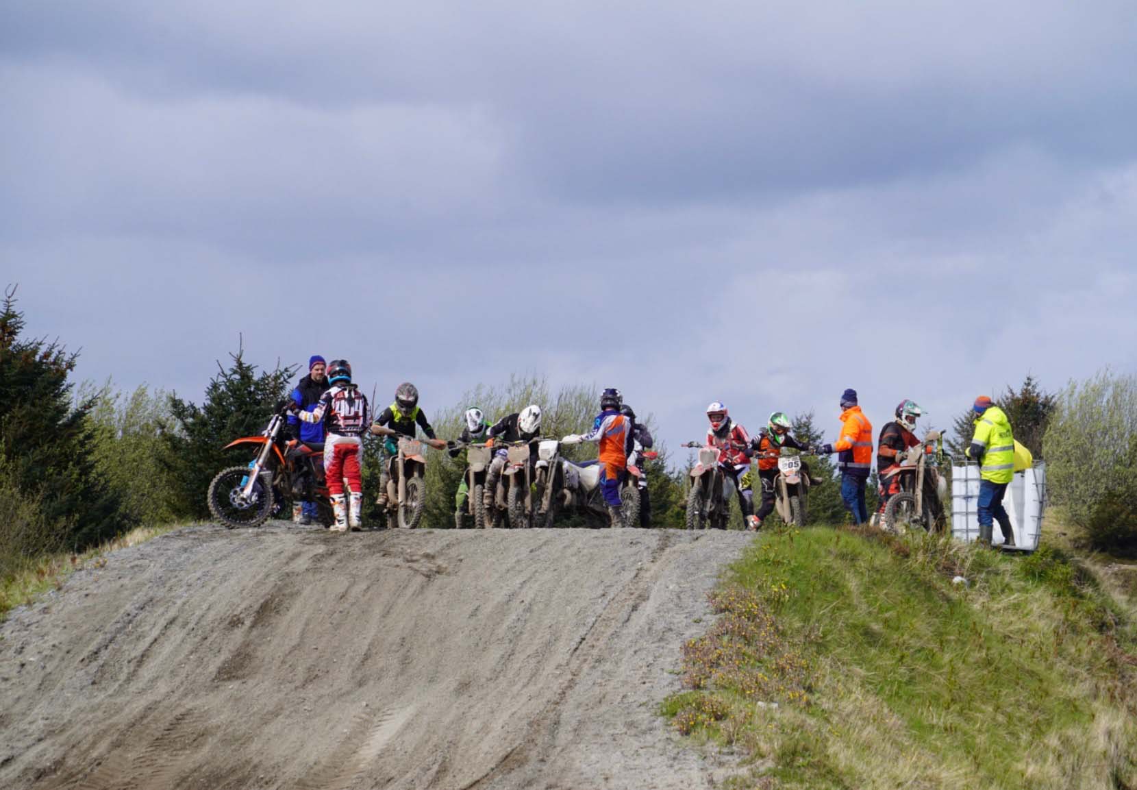Giske Motorsportklubb trekker til seg utøvere fra hele regionen til banen på Vigra.